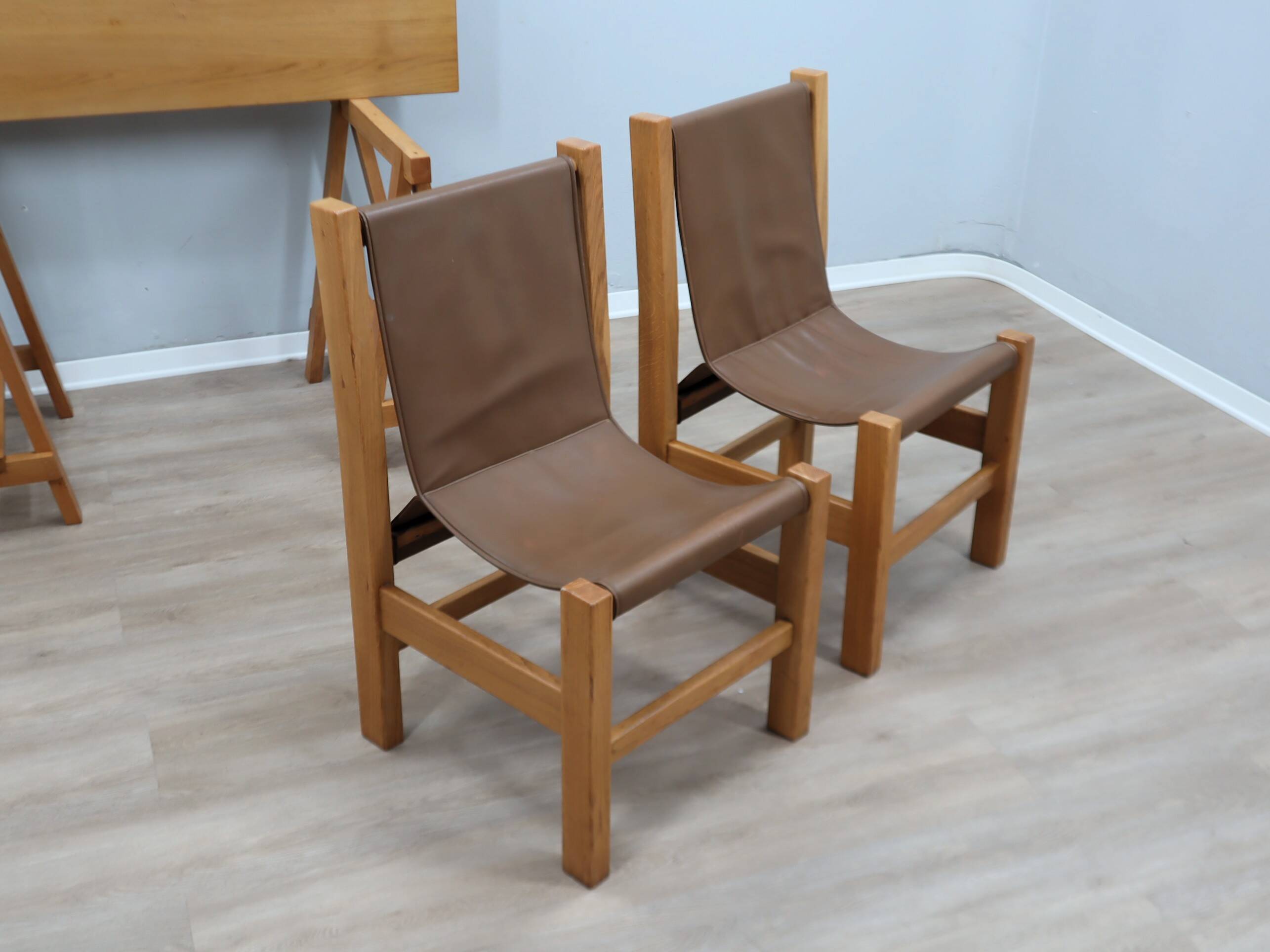 Bureau en hêtre massif avec chaises en cuir, Italie 1970