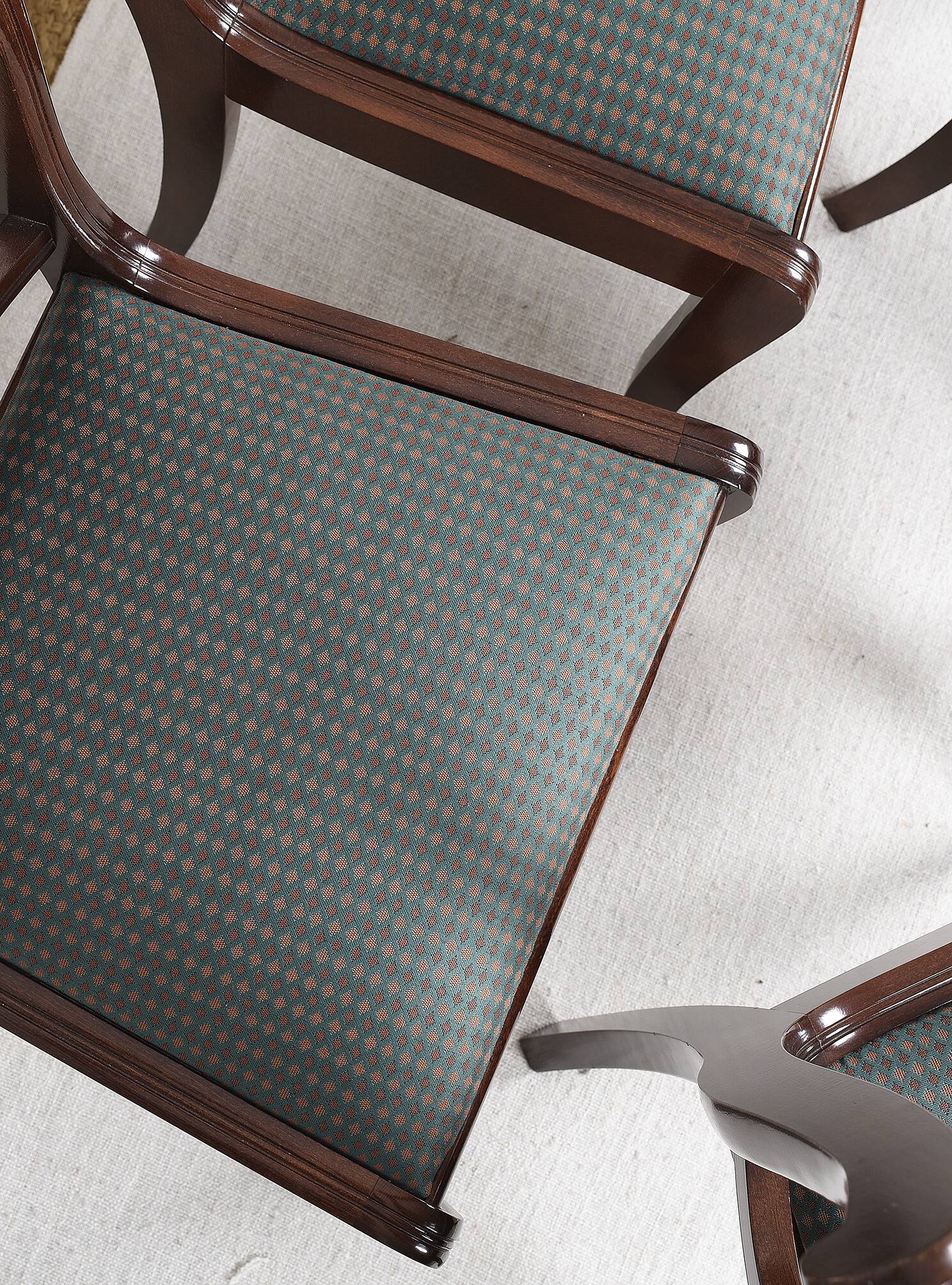 Ensemble de 4 chaises tapissées de style Art Déco pour salle à manger.