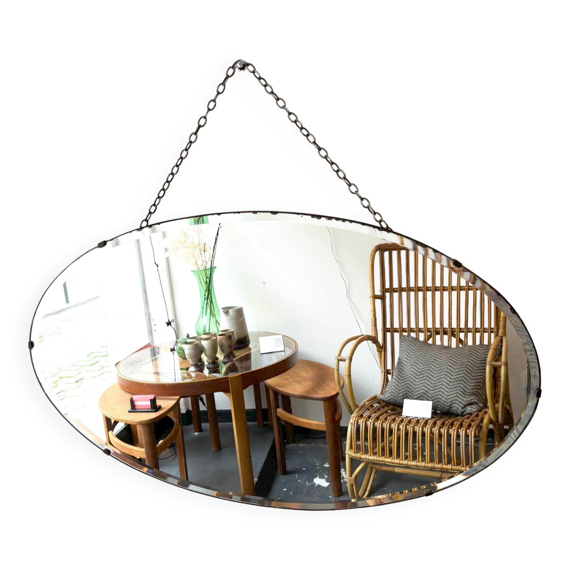 Oval beveled mirror with its chain