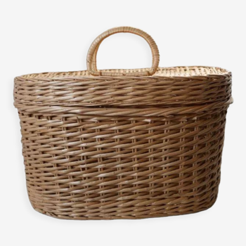 Oval basket with lid
