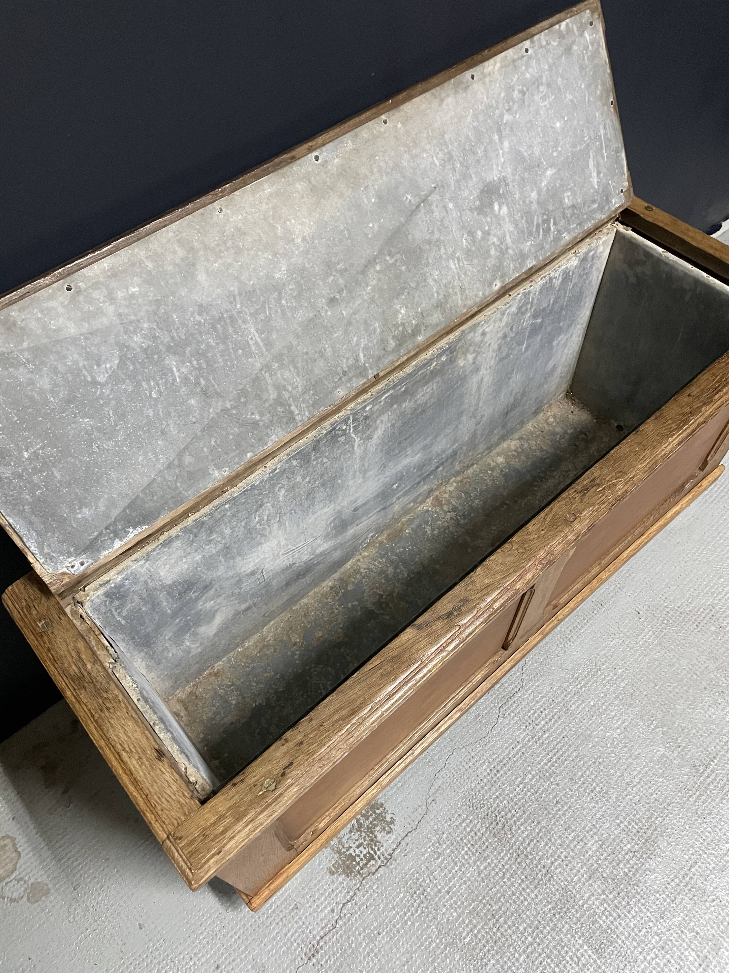 Ice old bistro trunk 1900 counter