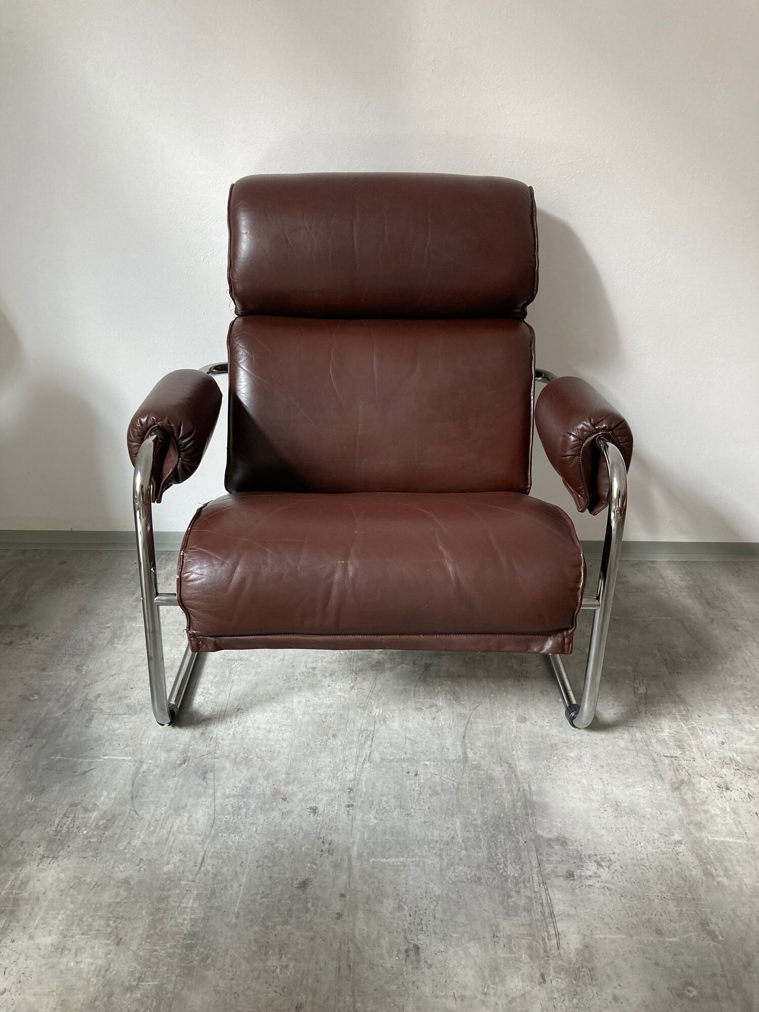 Midcentury tubular chromed chairs with leather cushions