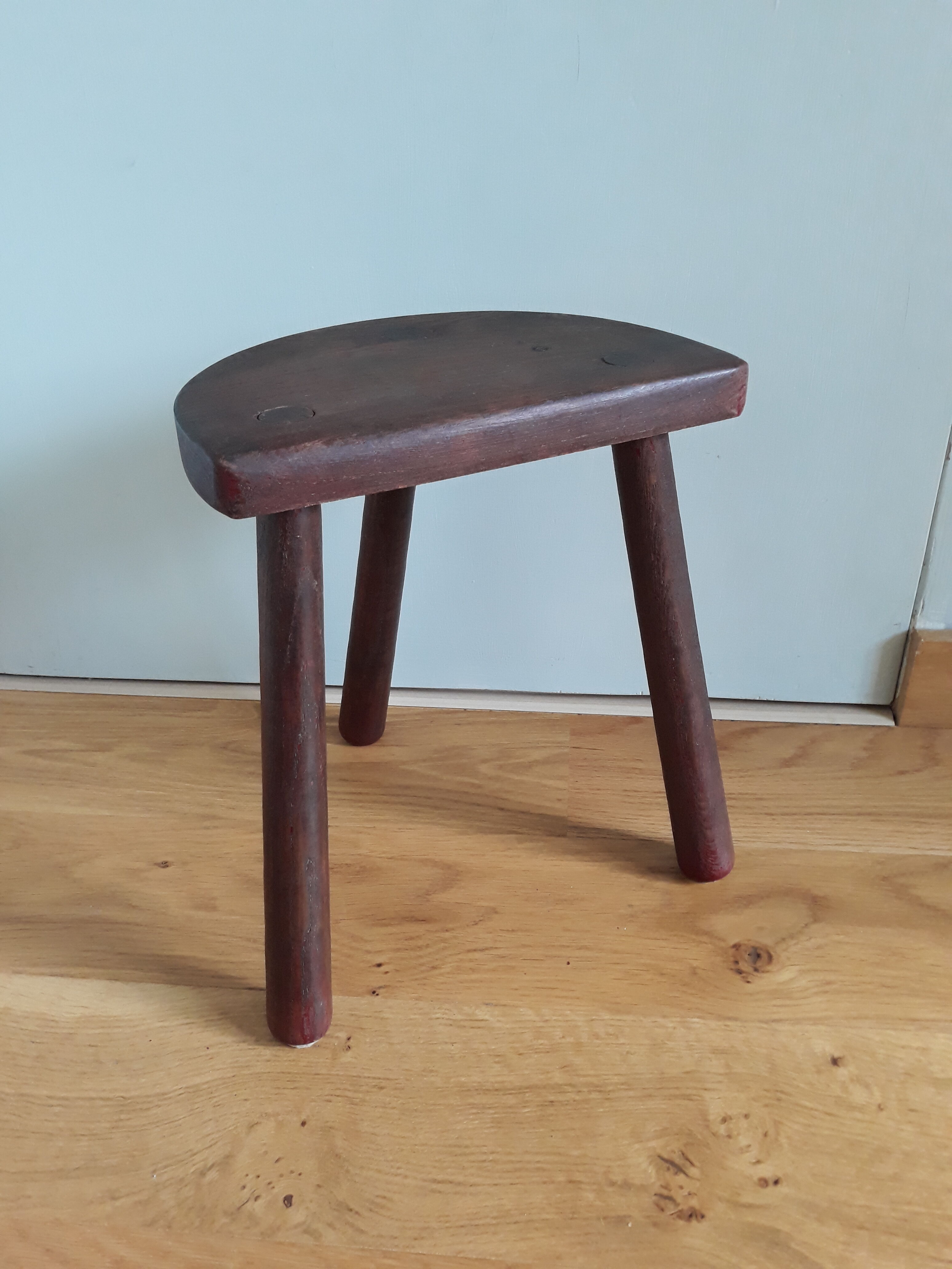 Tripod vacher stool