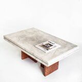 Table basse ou table d'appoint vintage. Marbre. France, années 60.