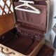 Valise années 30 Oshkosh avec cintres bakélite
