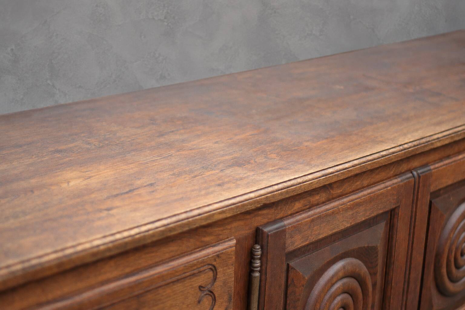 Sideboard or buffet in the Dudouyt style, made of solid oak wood.