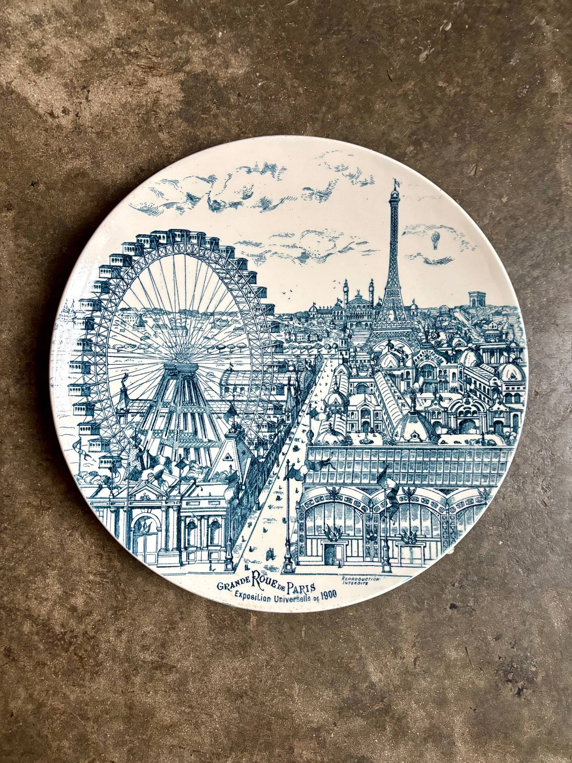 Plat "Exposition universelle" en faïence bleue n°2
