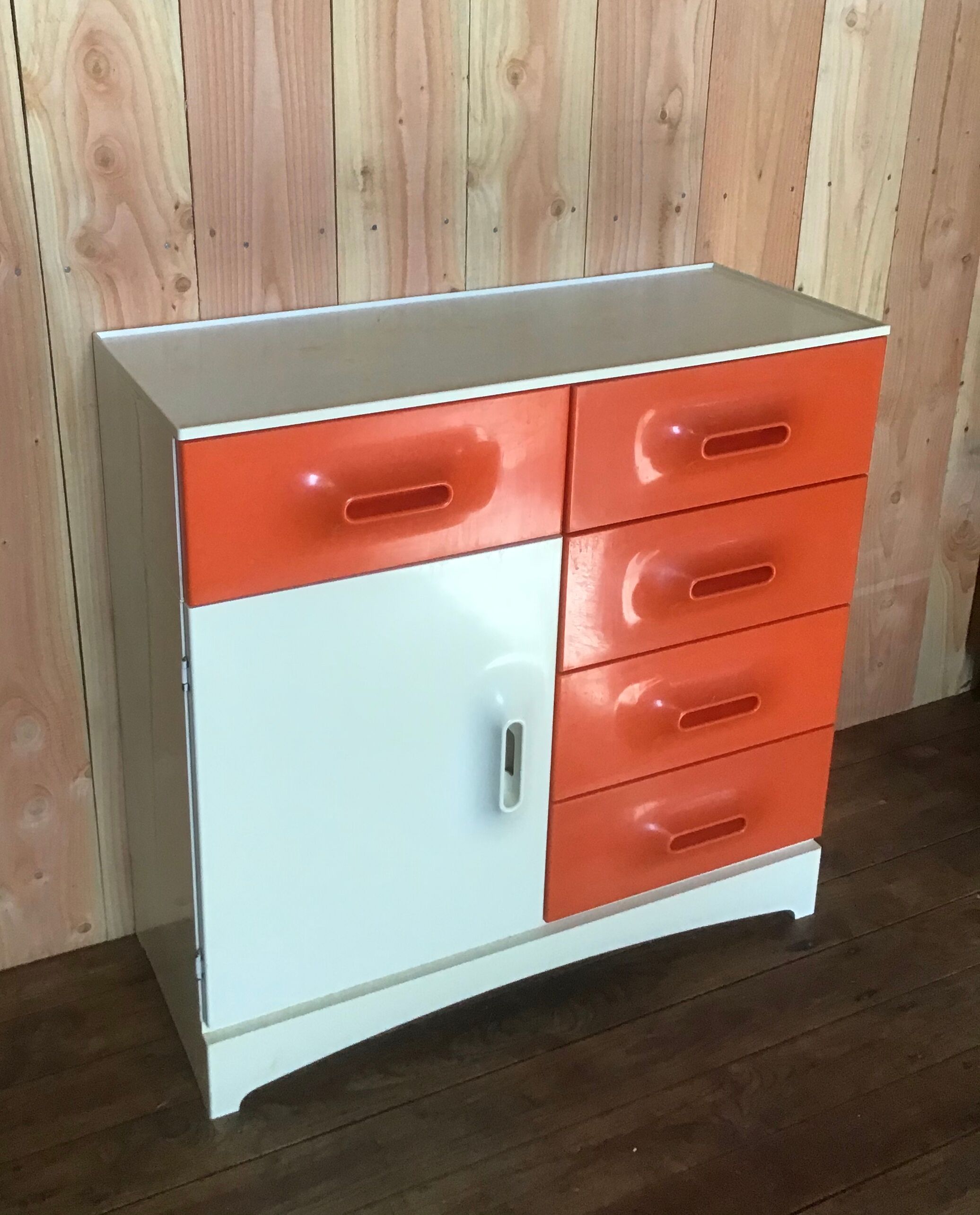 Bathroom furniture distributed by Prisunic