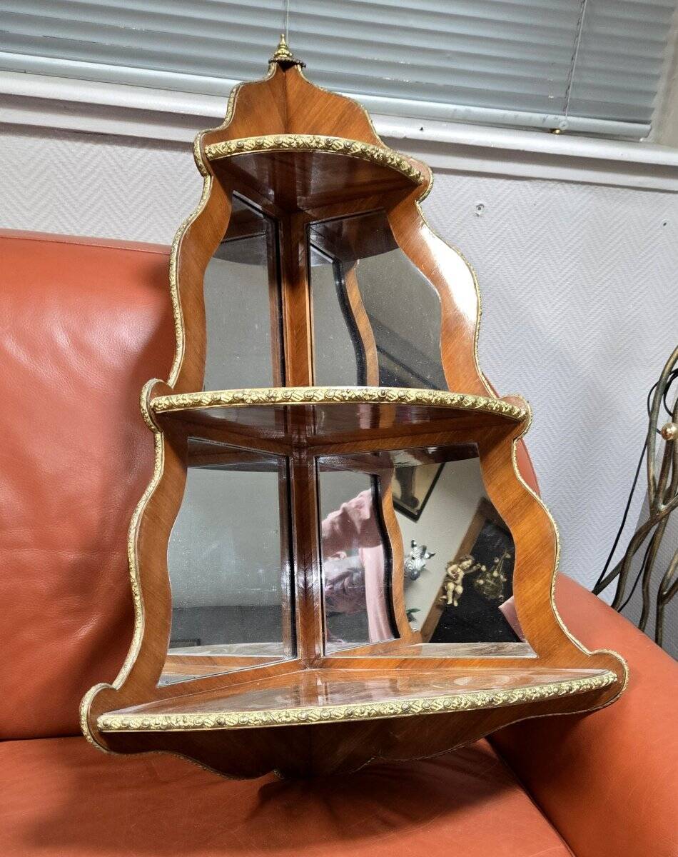 Vitrine d’angle en bois de rose époque Napoléon III