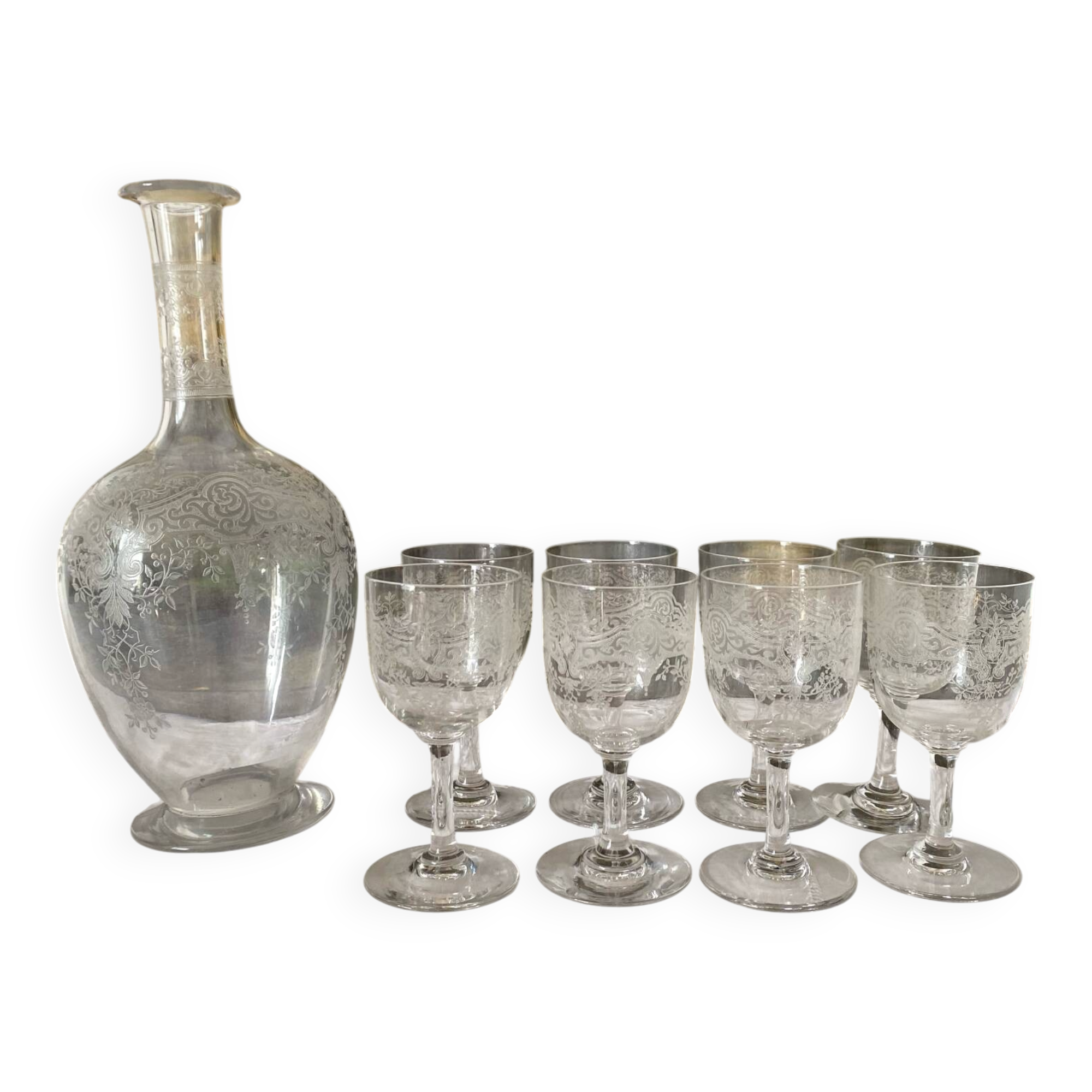 Verres à pied anciens gravés et carafe