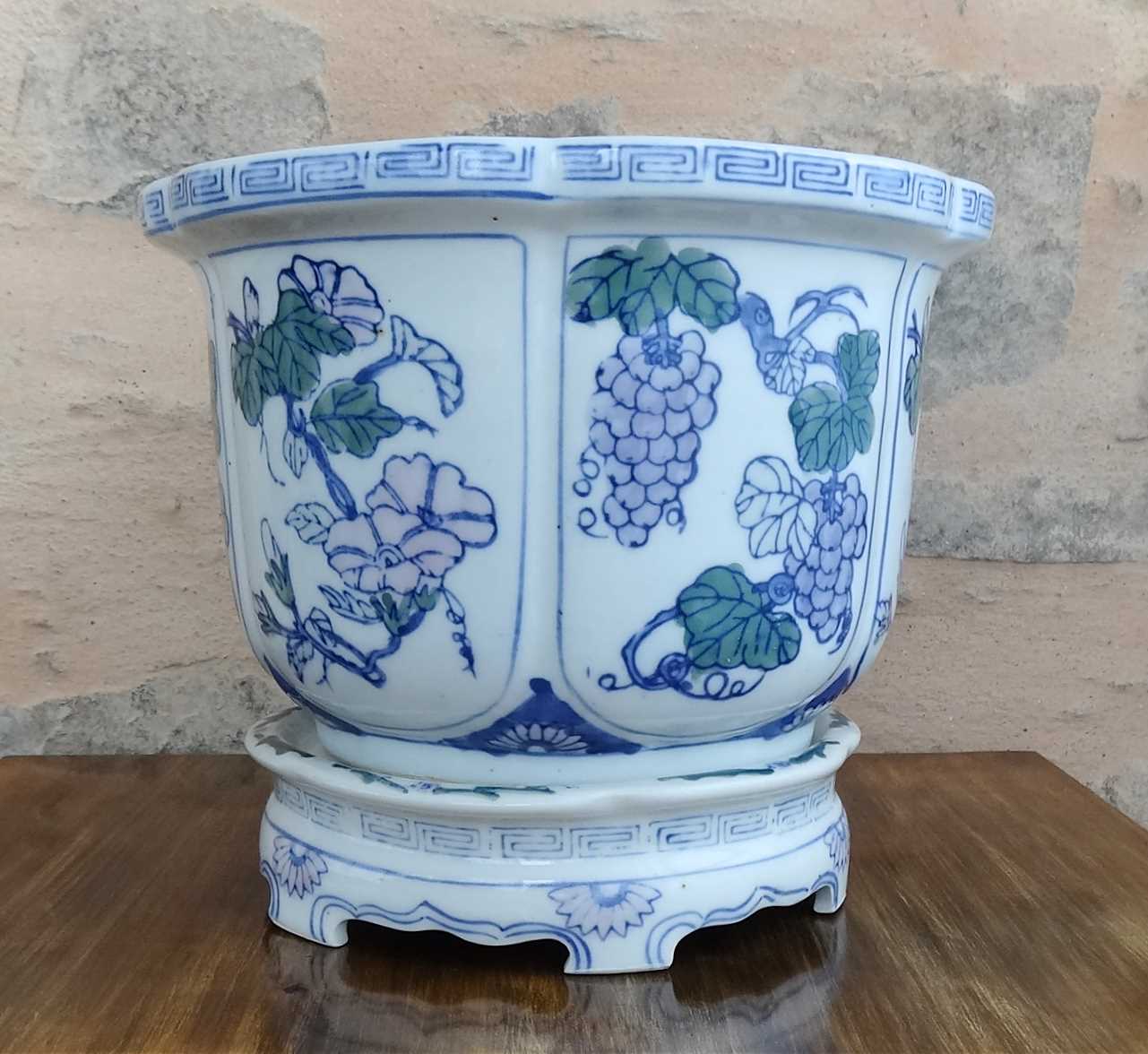 Chinese porcelain pot cover with its base