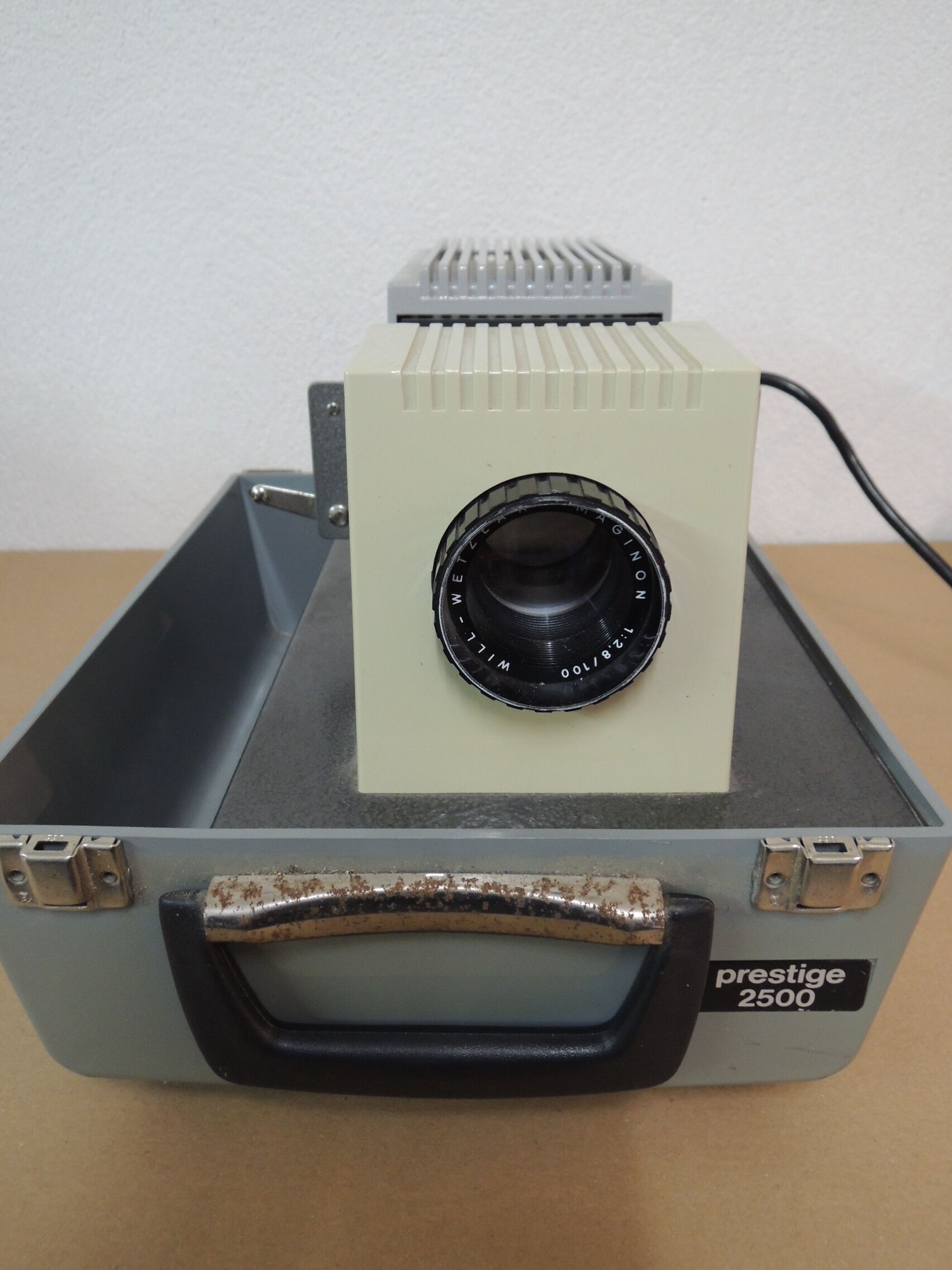 Prestrinox slide projector