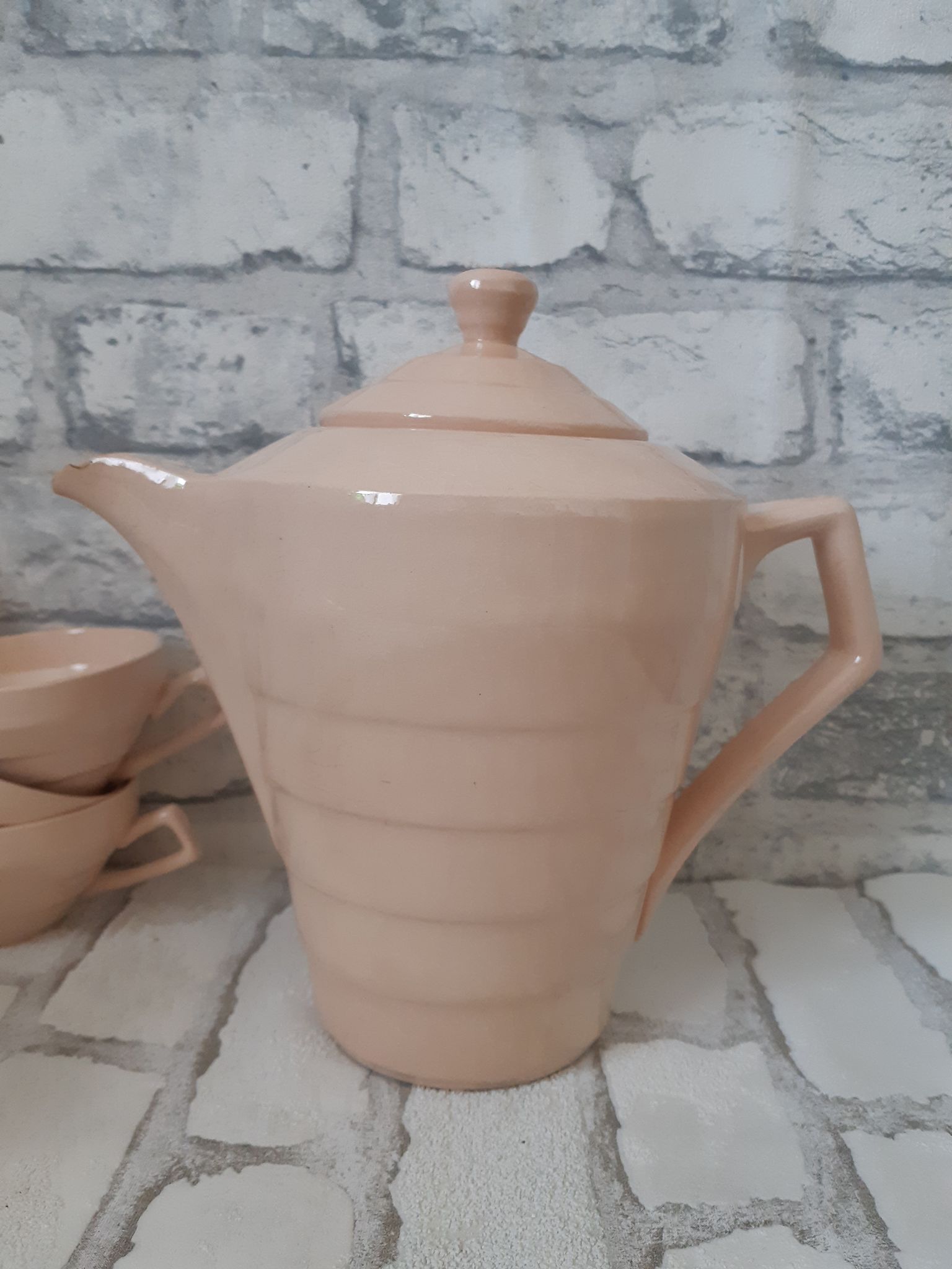 Coffee and tea service in faience of Saint Amand, pink, art deco