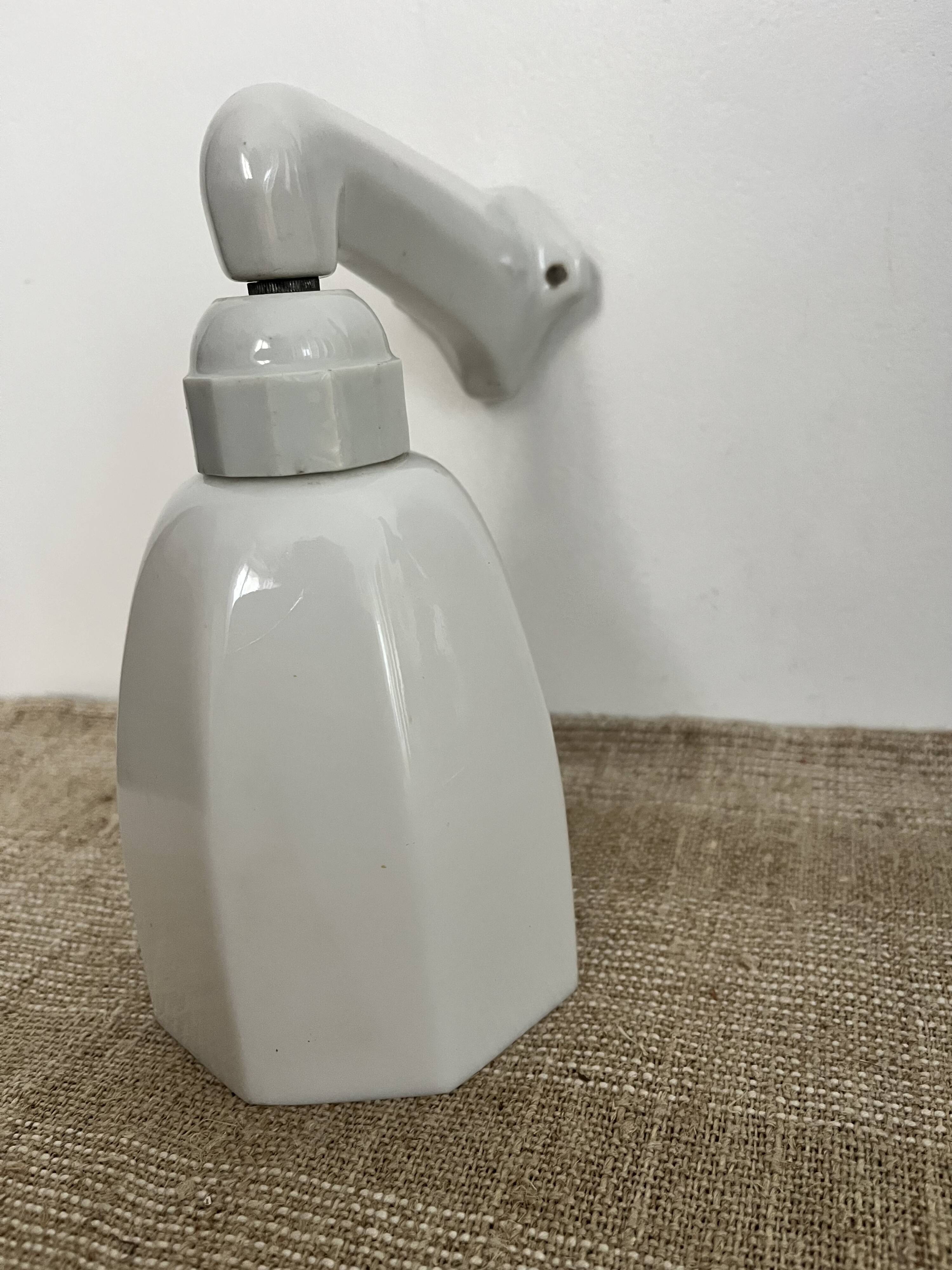 Art Deco wall light in ceramic and opaline.