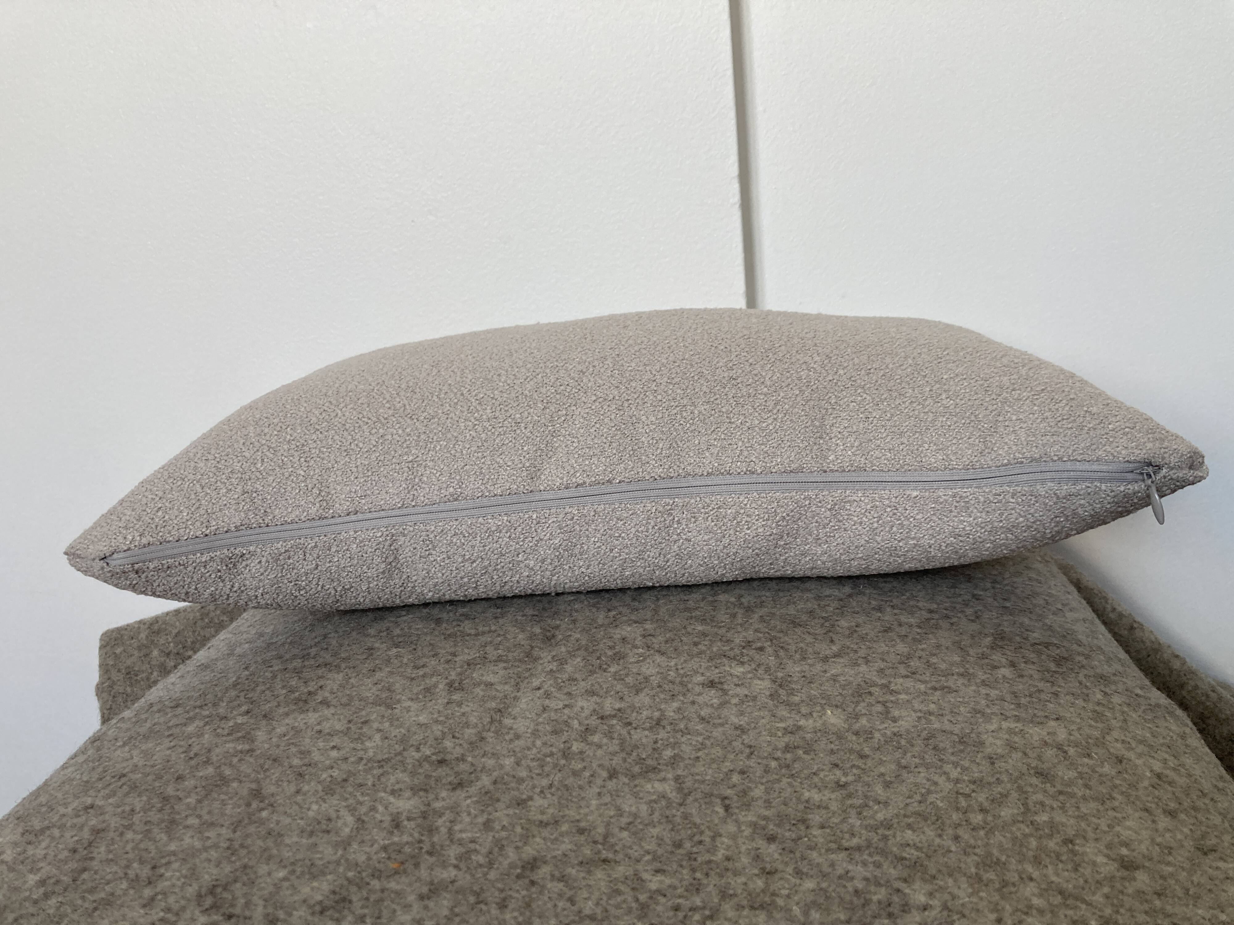 Coussin bouclette gris clair