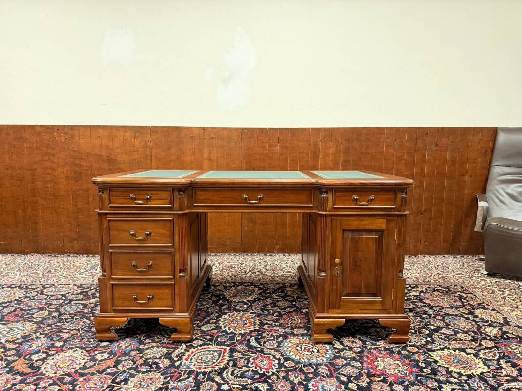 Bureau classique en cuir vert Partnerdesk