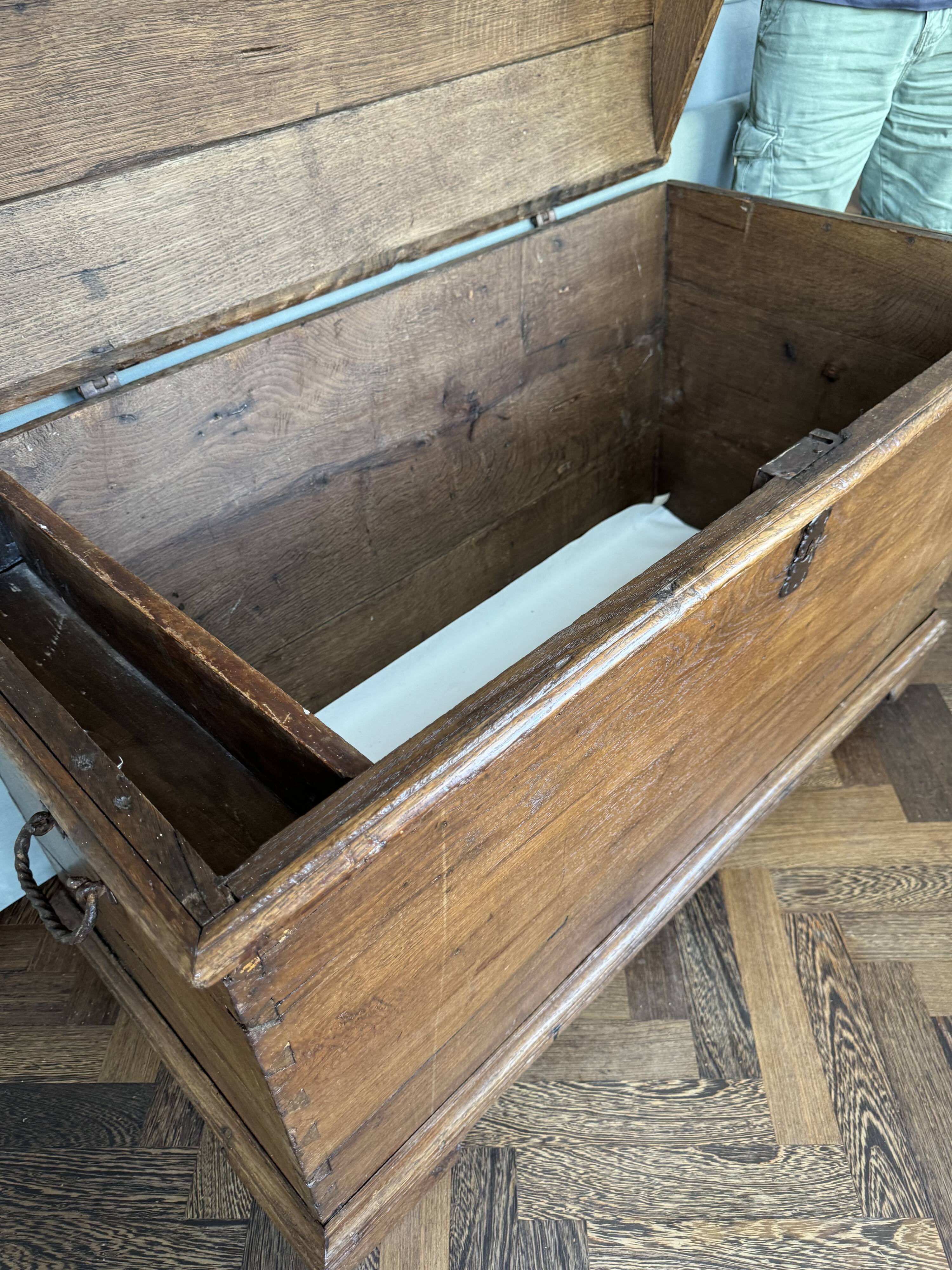 Grand coffre de rangement antique en chêne