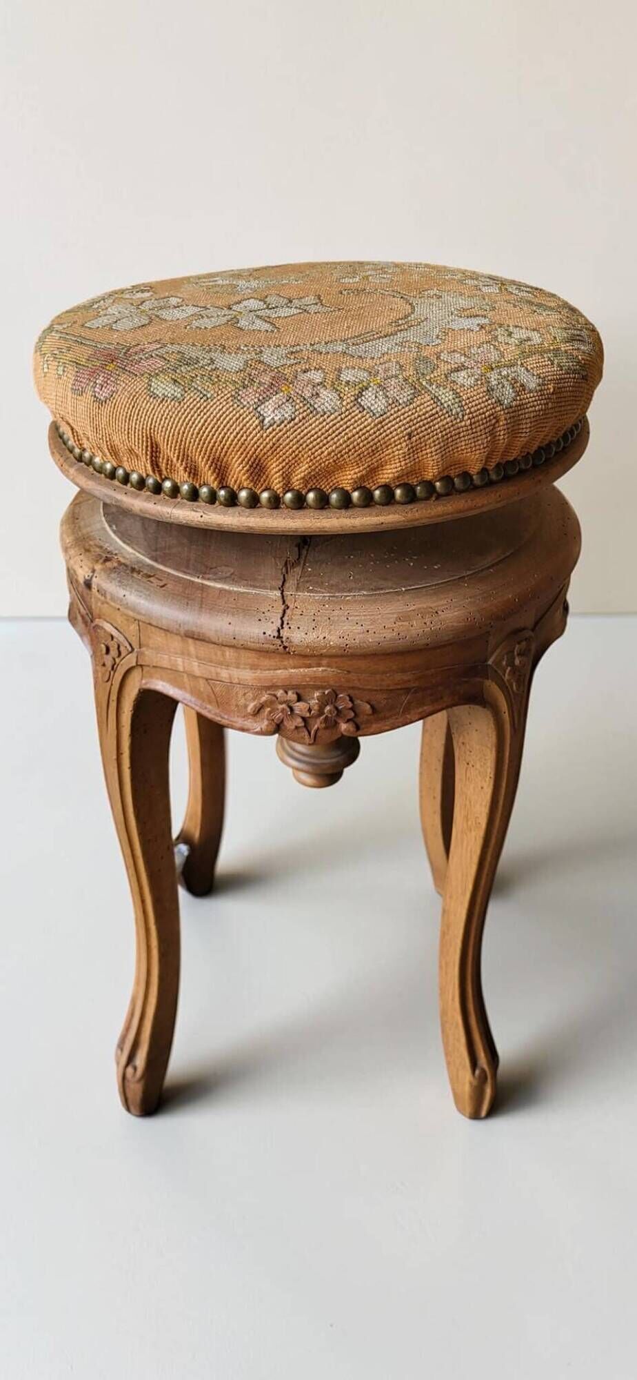 Swivel piano stool with screw, Louis XV style, in walnut.