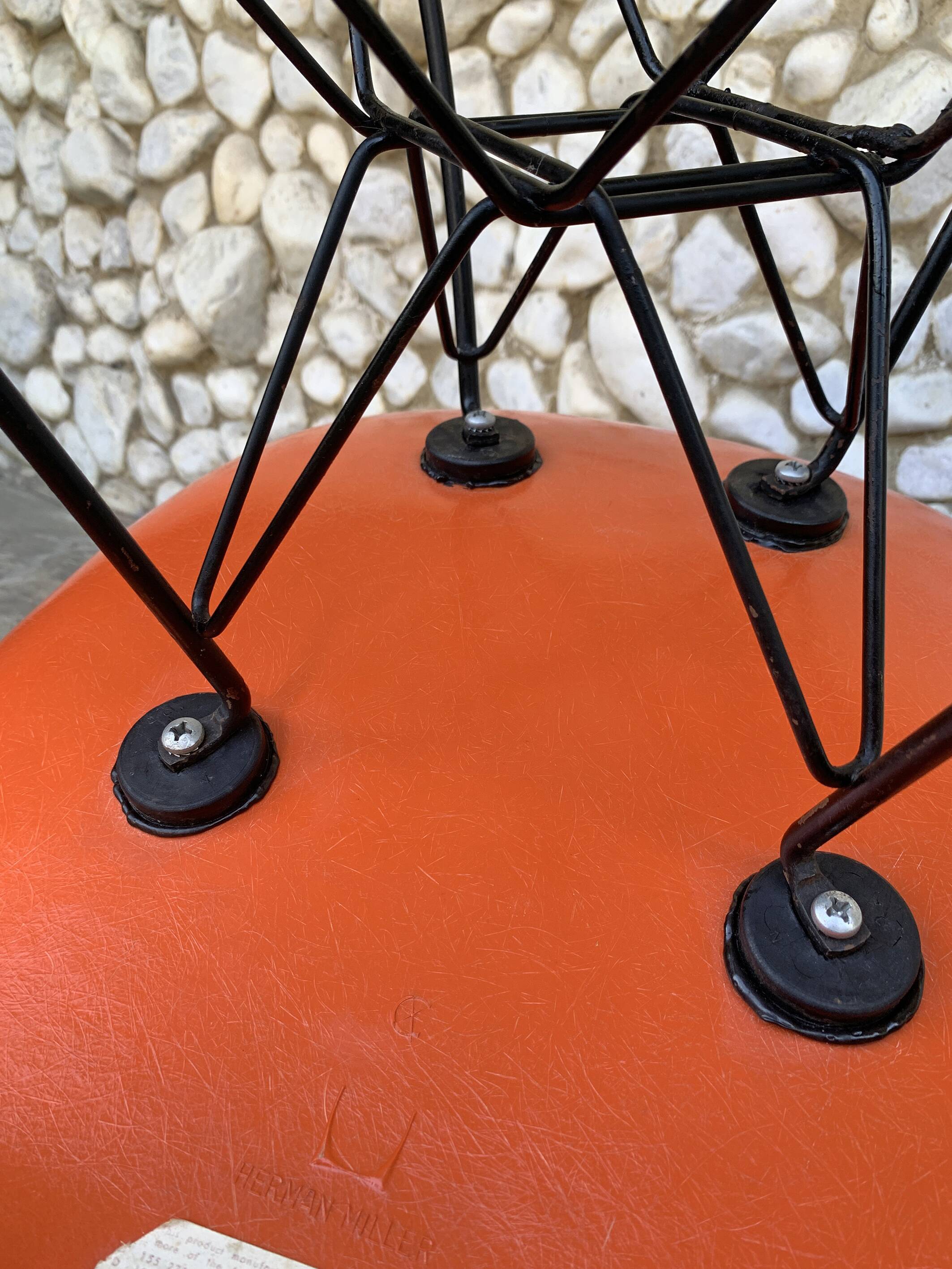 Fauteuil Eames DAR orange, base Eiffel originale, Herman Miller, 1960
