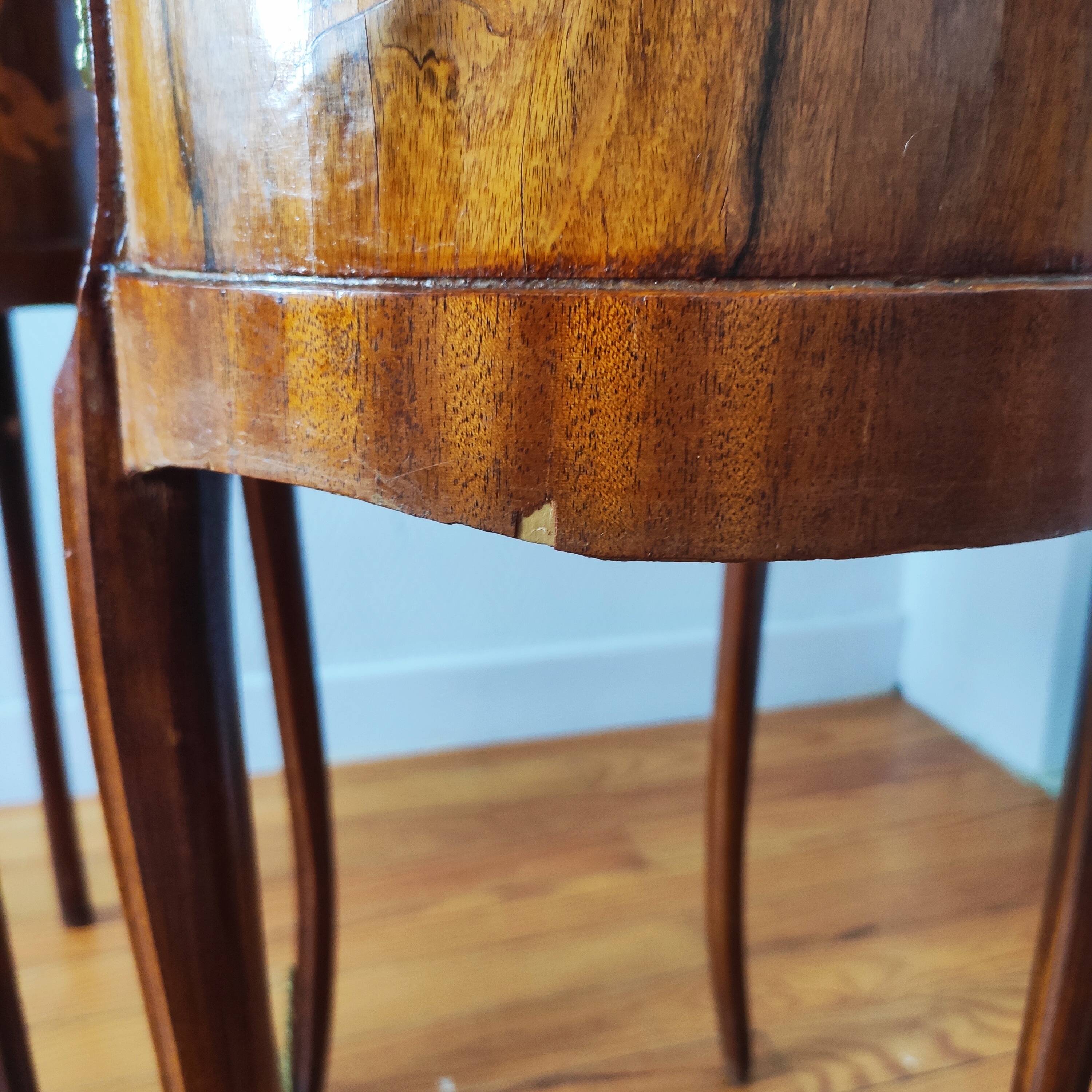 Paire de tables de chevet style Louis XV en bois marqueté
