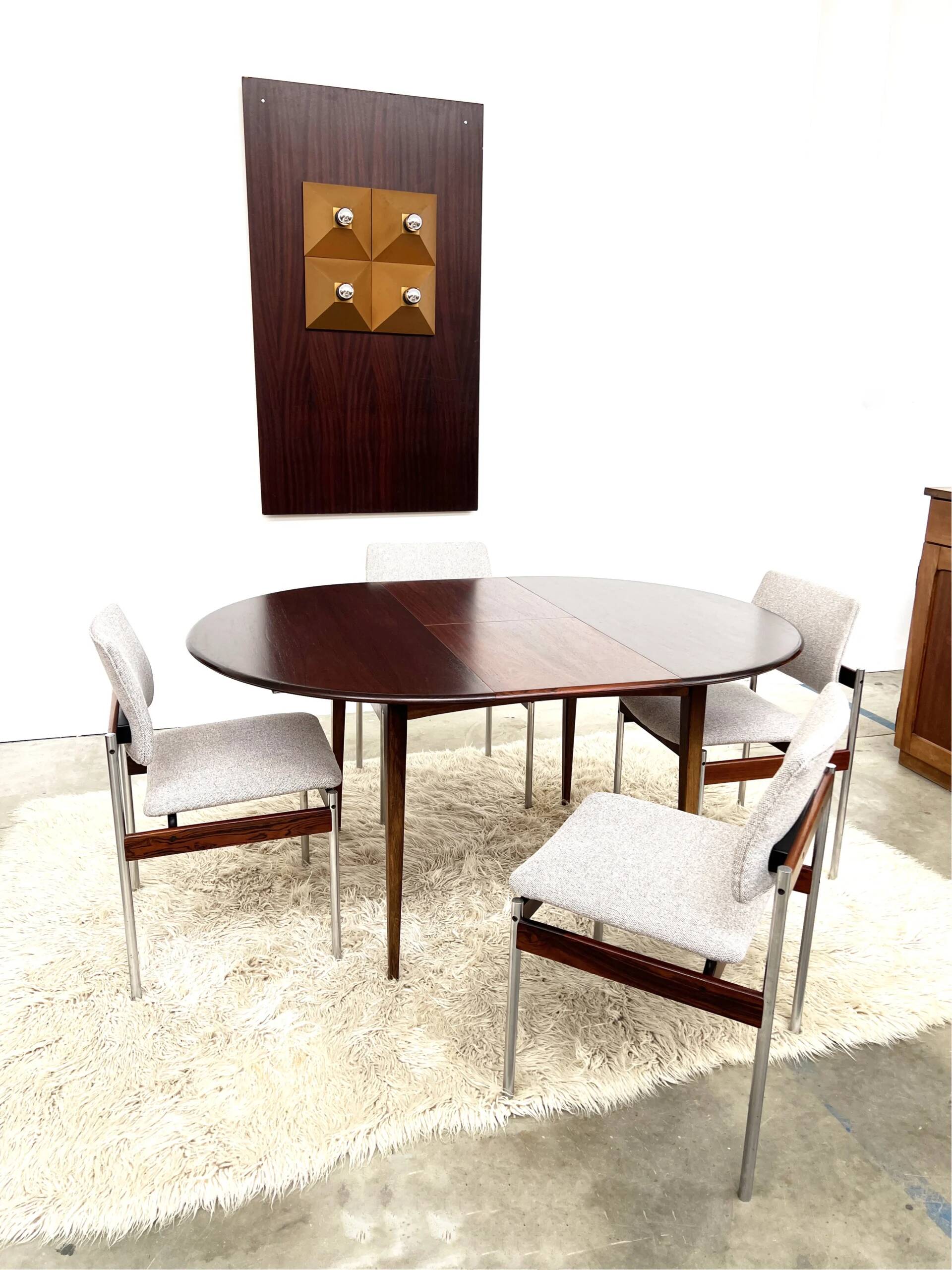 Danish round dining table in rosewood – 1950s design with butterfly extension.
