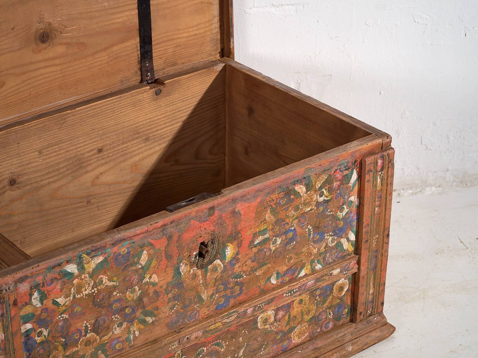 Antique painted trunk with floral motifs (c.1920) #32