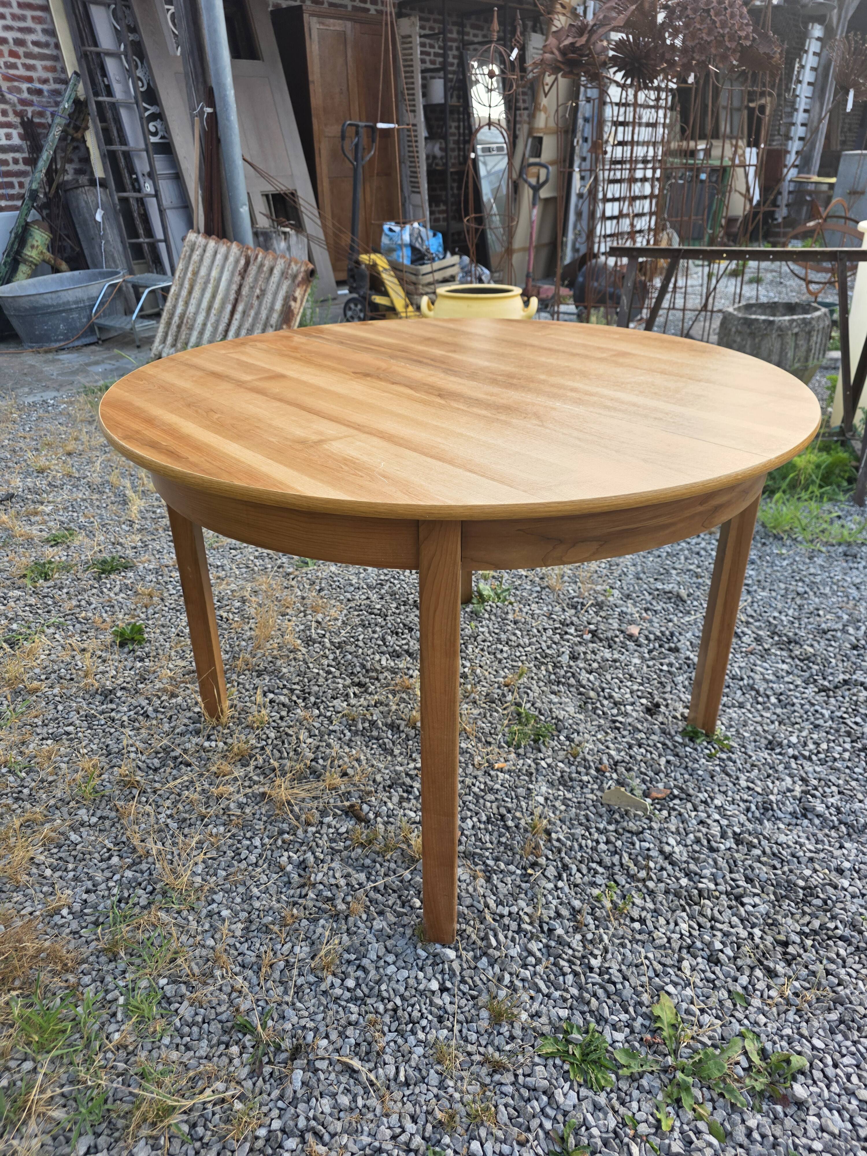 Scandinavian extendable oak table from the 1960s (butterfly extension)