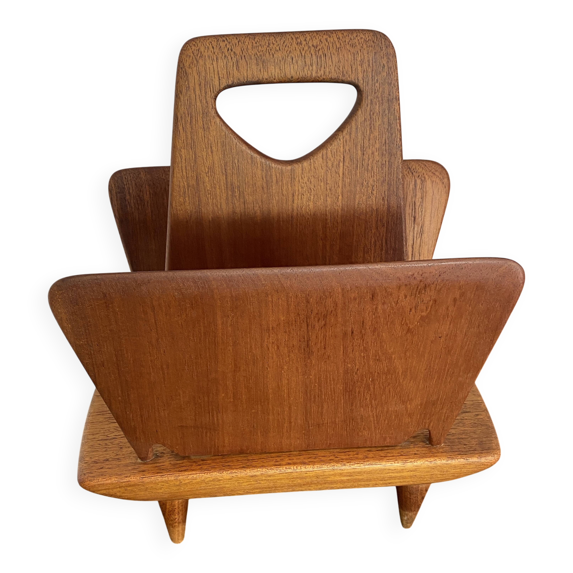 Magazine rack, in oak, by Pierre Cruège