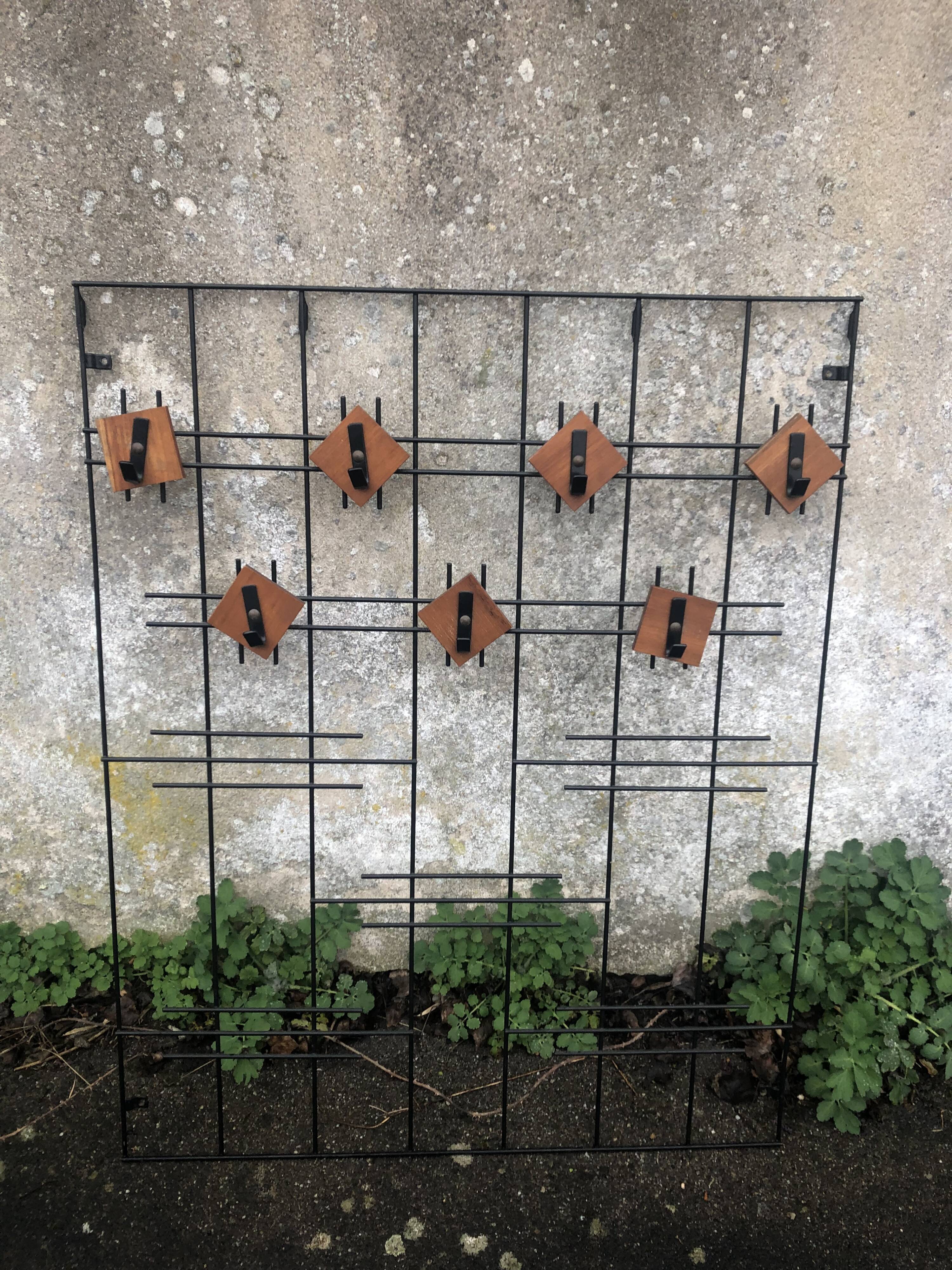 Wall rack to hang vintage 60s
