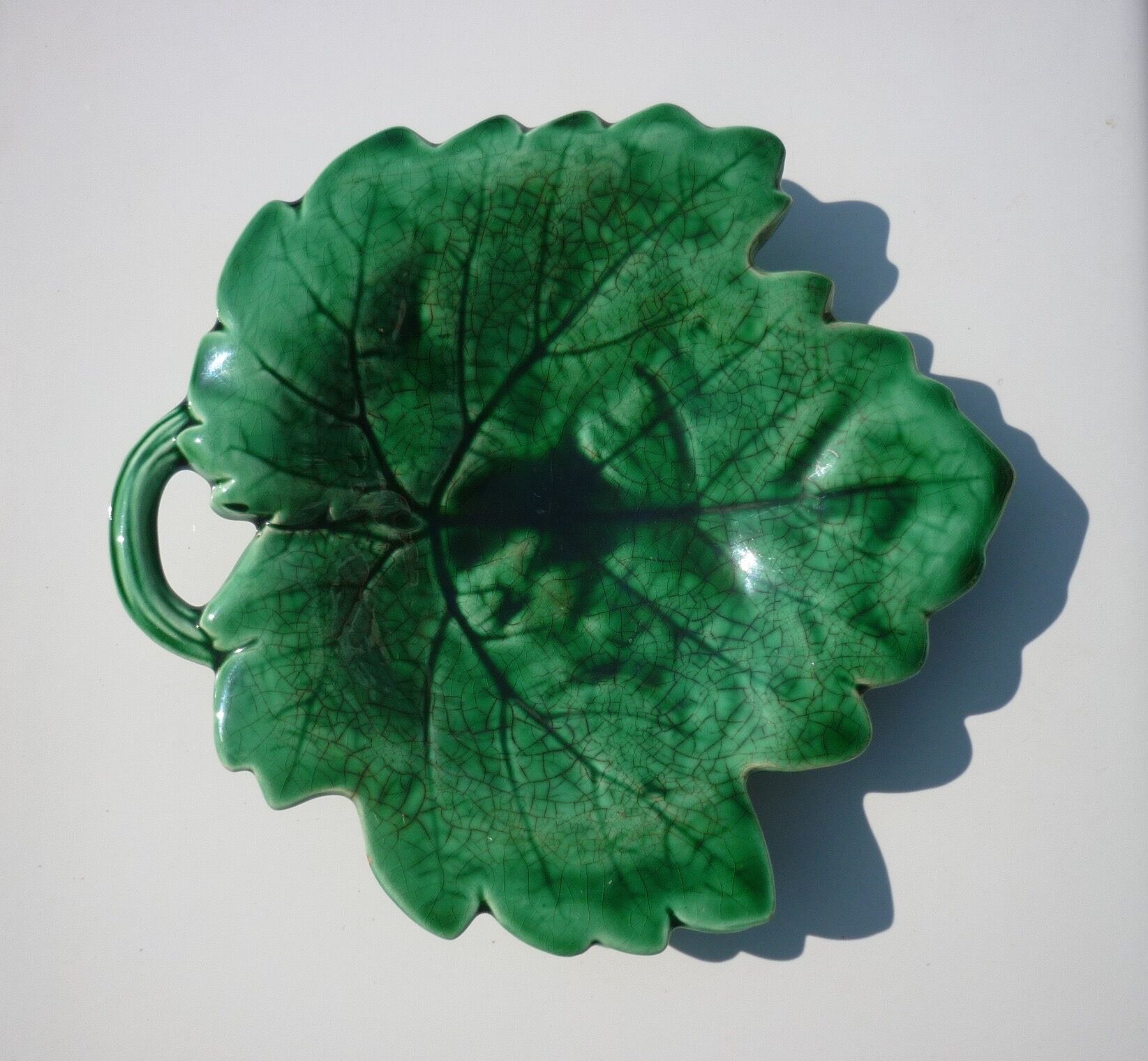 Green vine leaf plate