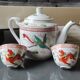 Service à thé Chinois/Théière + 6 tasses. En porcelaine fine. Décor Dragons/Phoenix. Style Famille Rose Feng Shui. Années 70