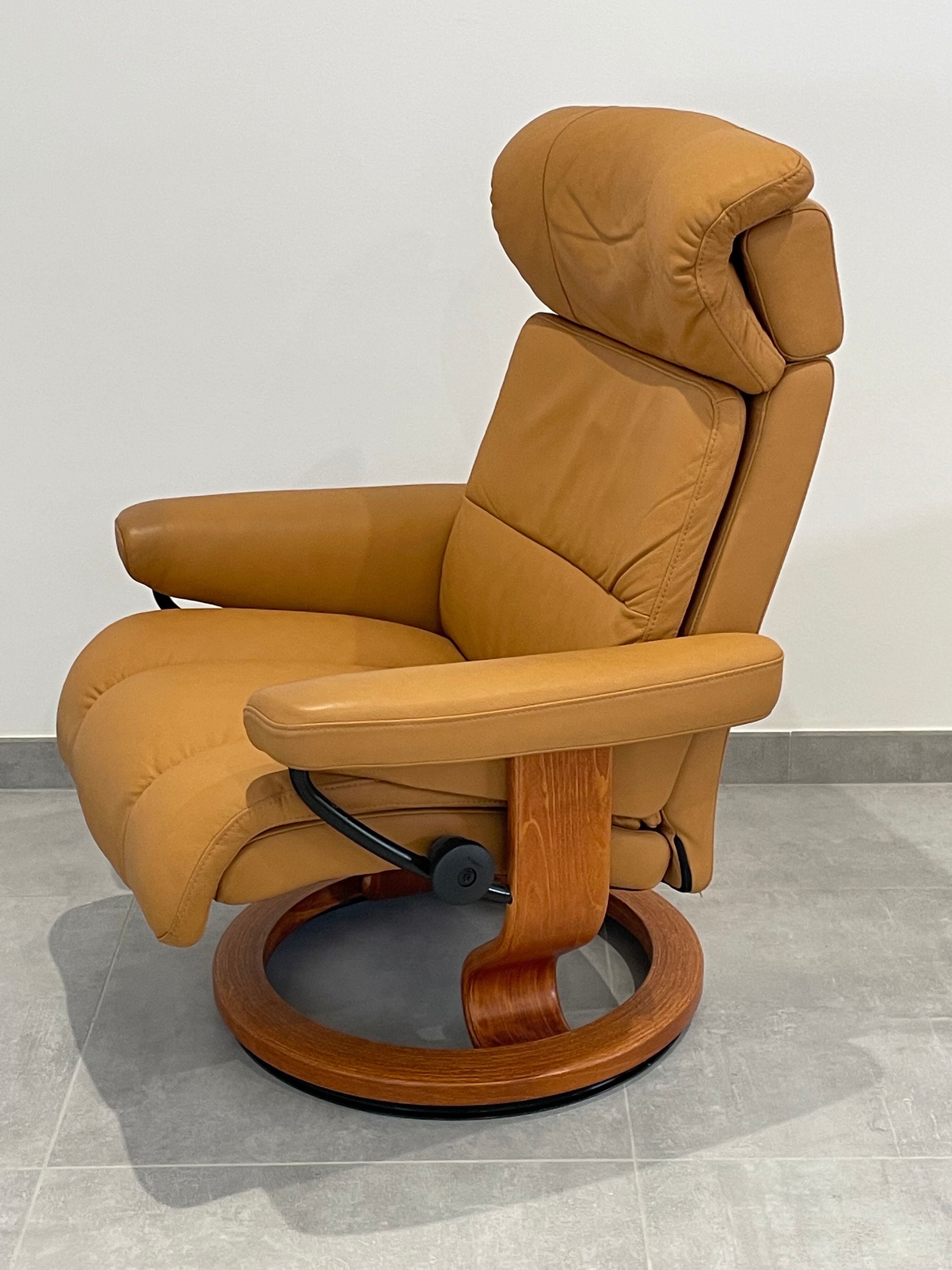 Ekornes chaise longue armchair in Norwegian Scandinavian leather, Chamois