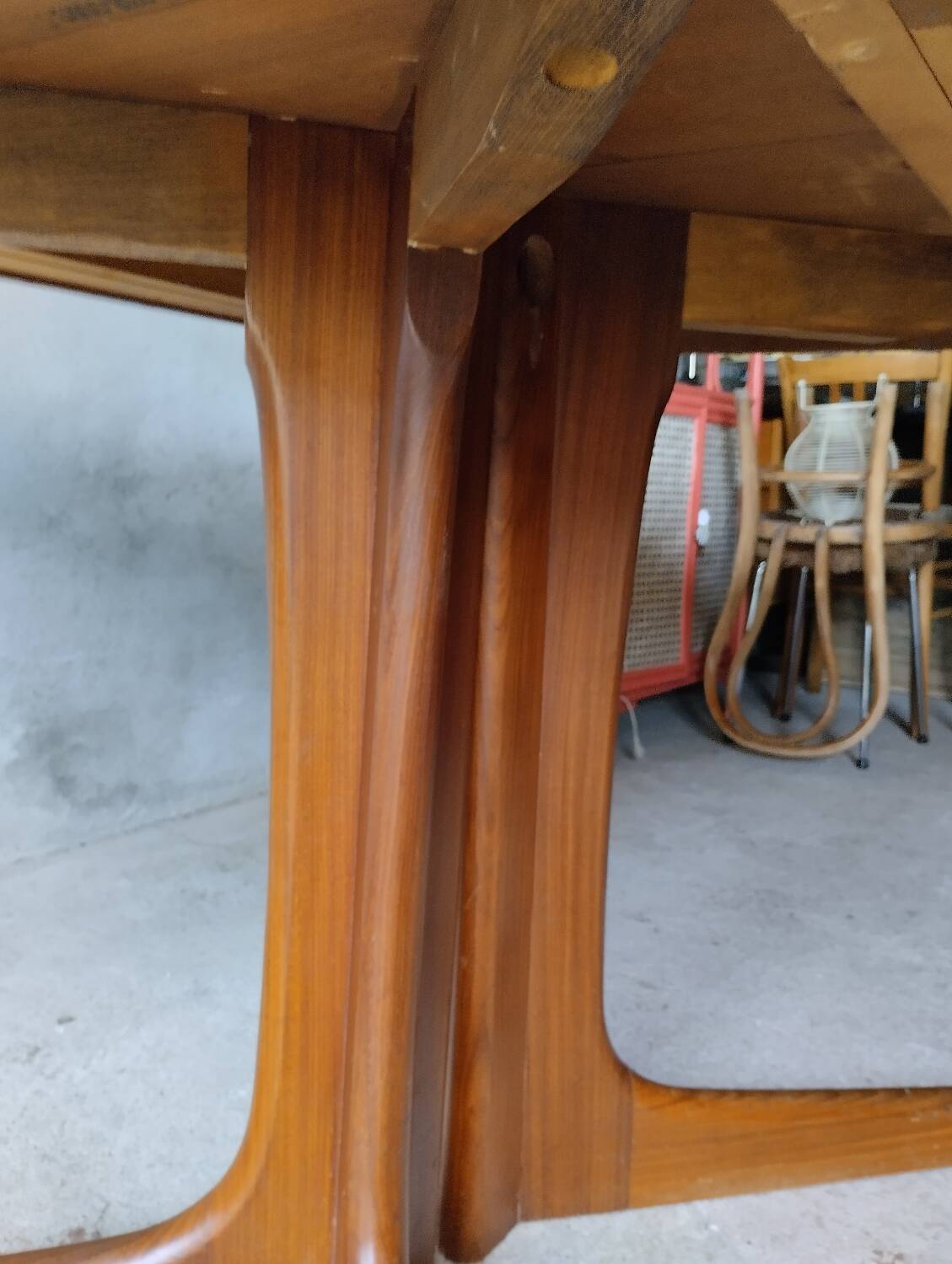 Extendable dining table