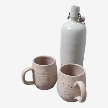 Mugs and stoneware bottle