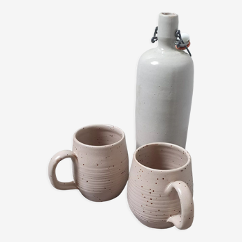 Mugs et bouteille en grès