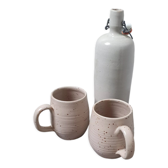 Mugs et bouteille en grès