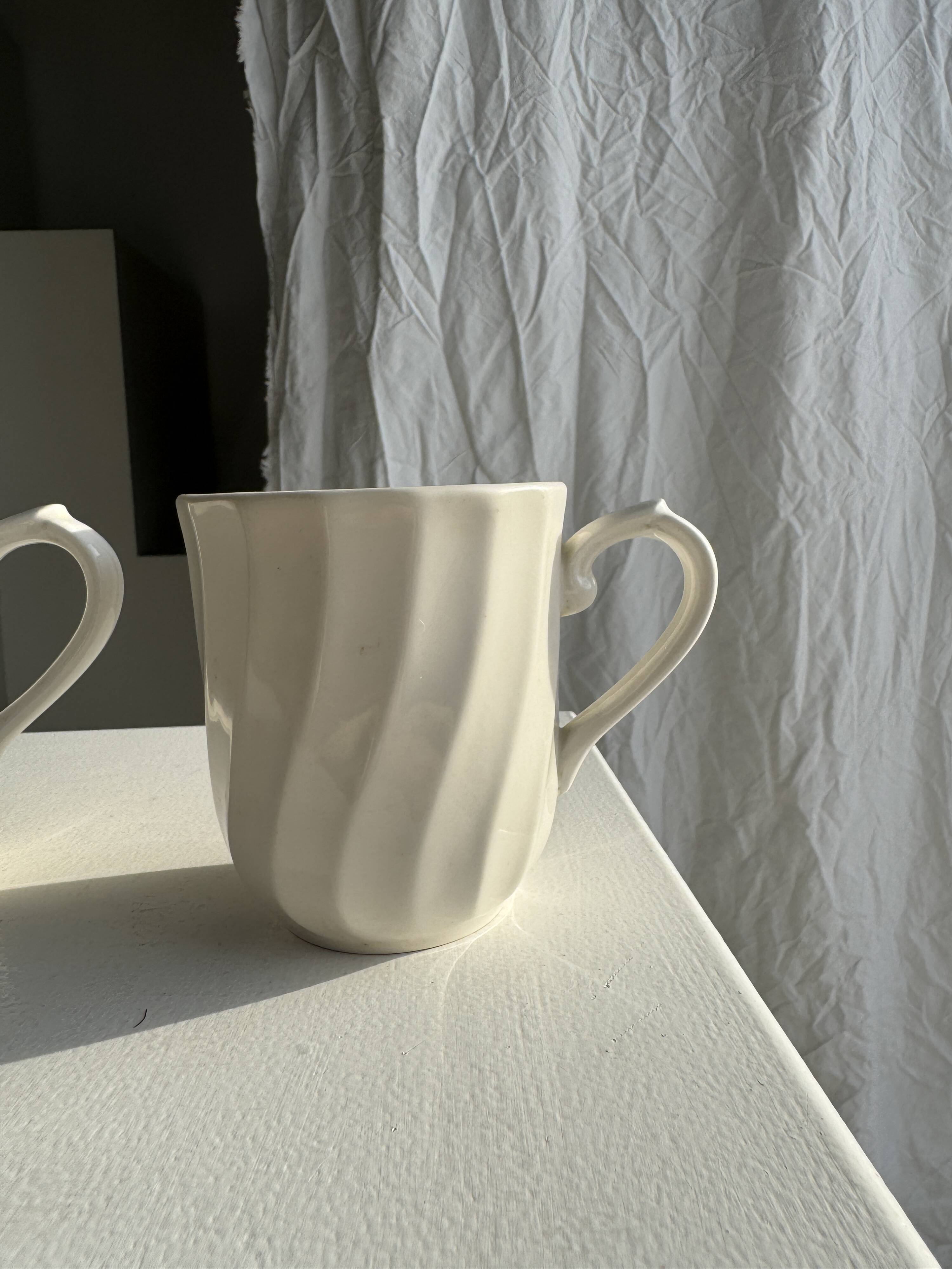 Pair of mugs in English porcelain H10