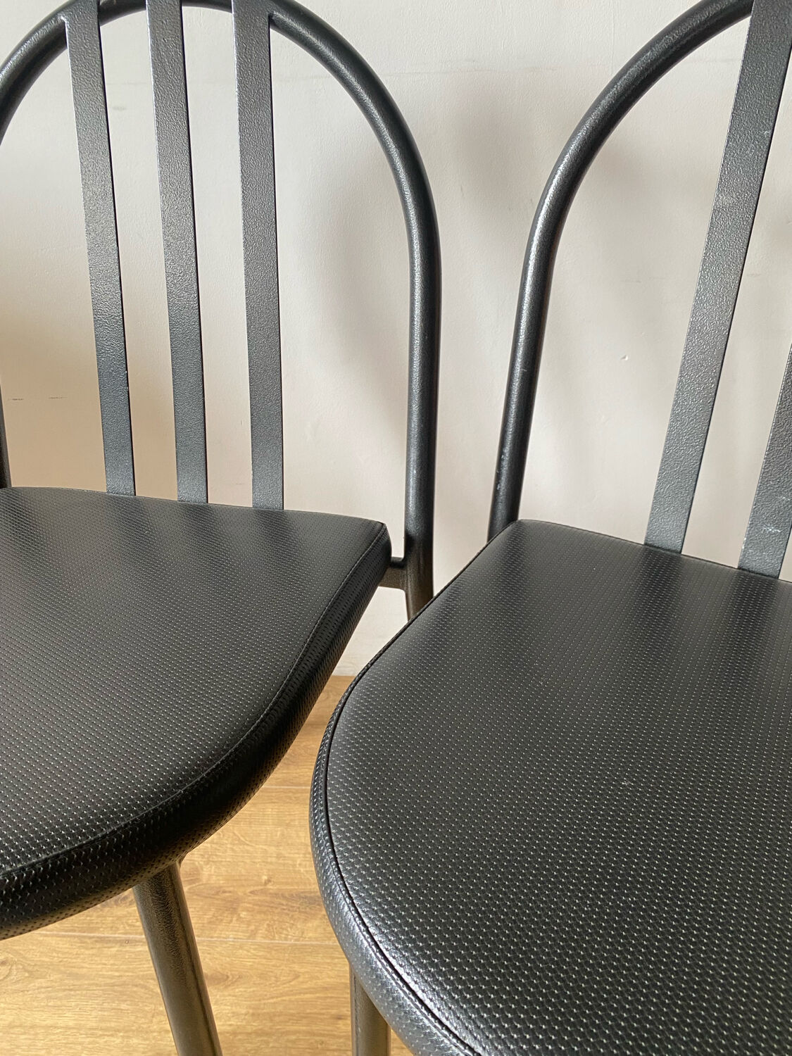 Chaises métal et skai Mallet Stevens