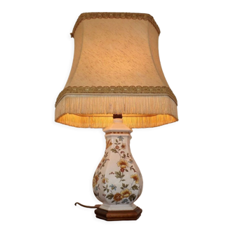 Lampe de table en céramique et bois à décor floral et oiseaux