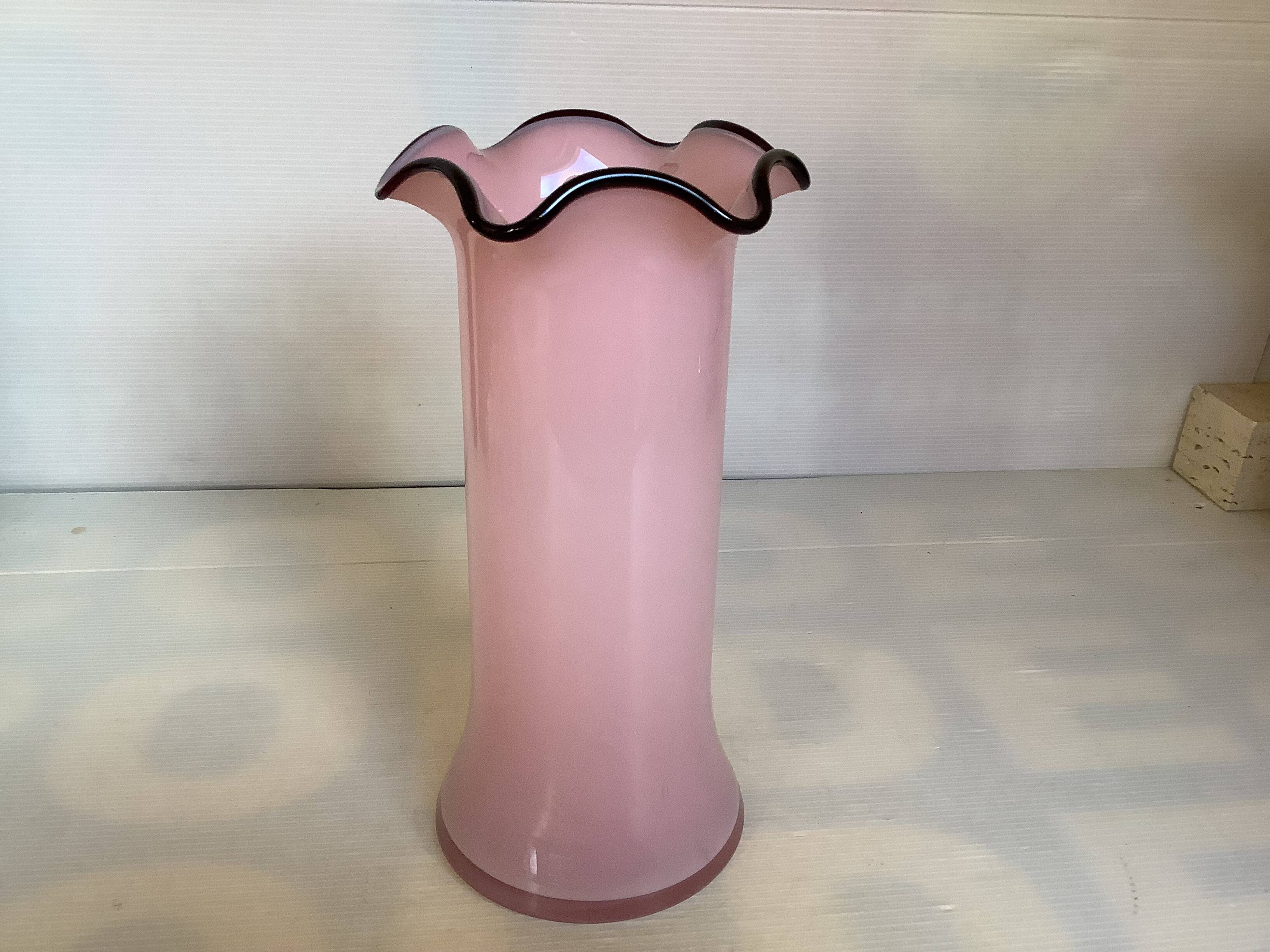 Frilly vase in pink glass paste