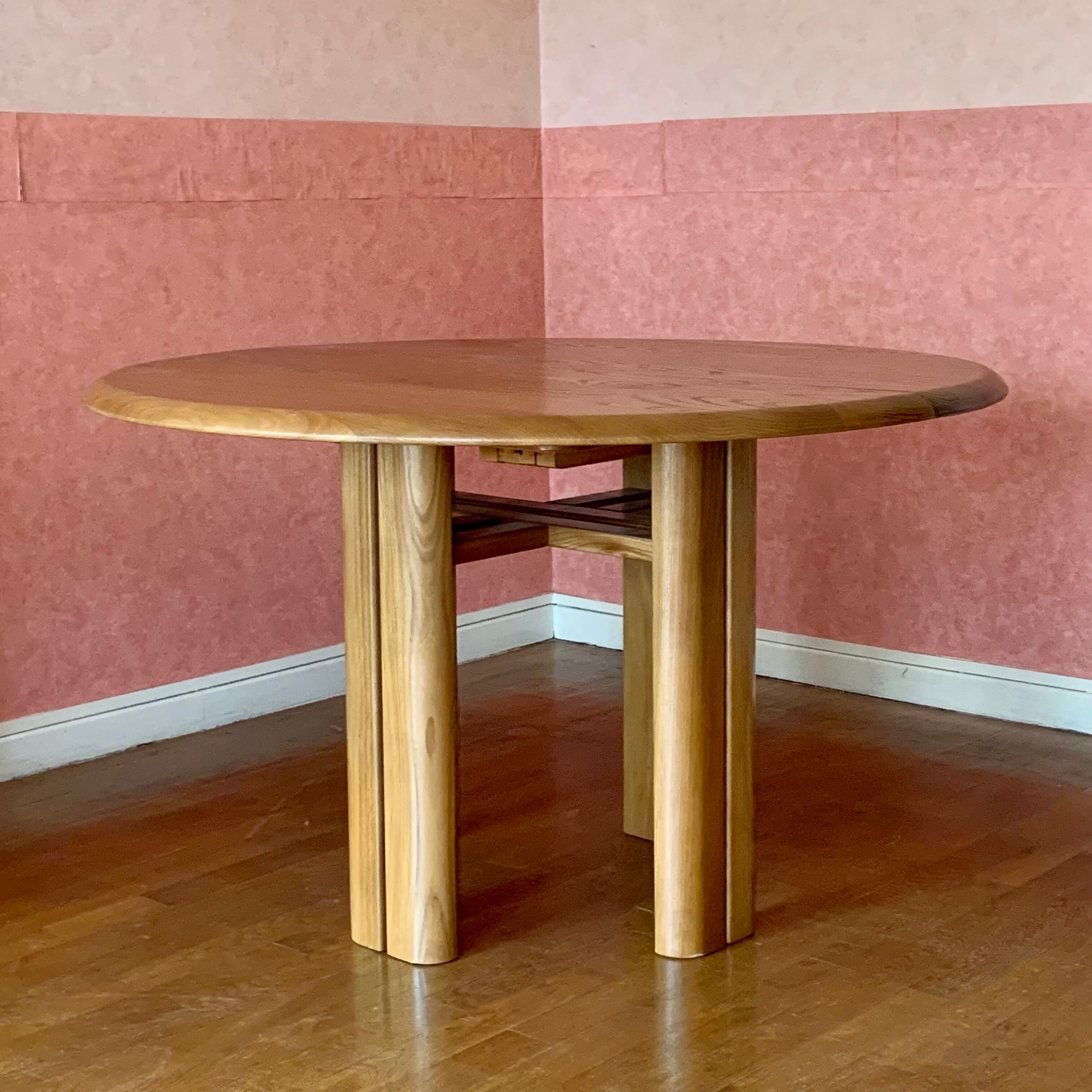Round table in vintage solid elm