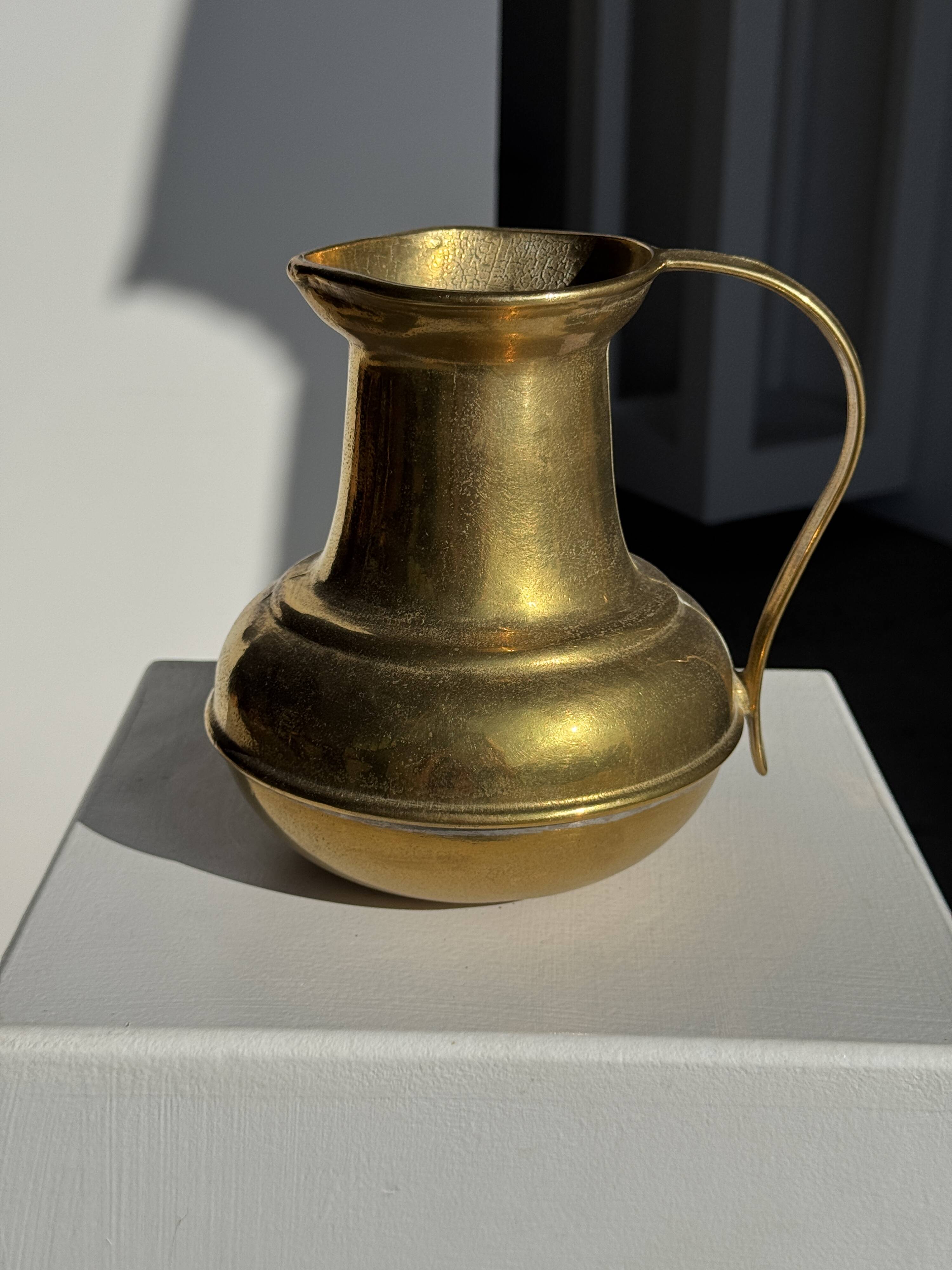 Carafe or metal jug with a rounded body H18