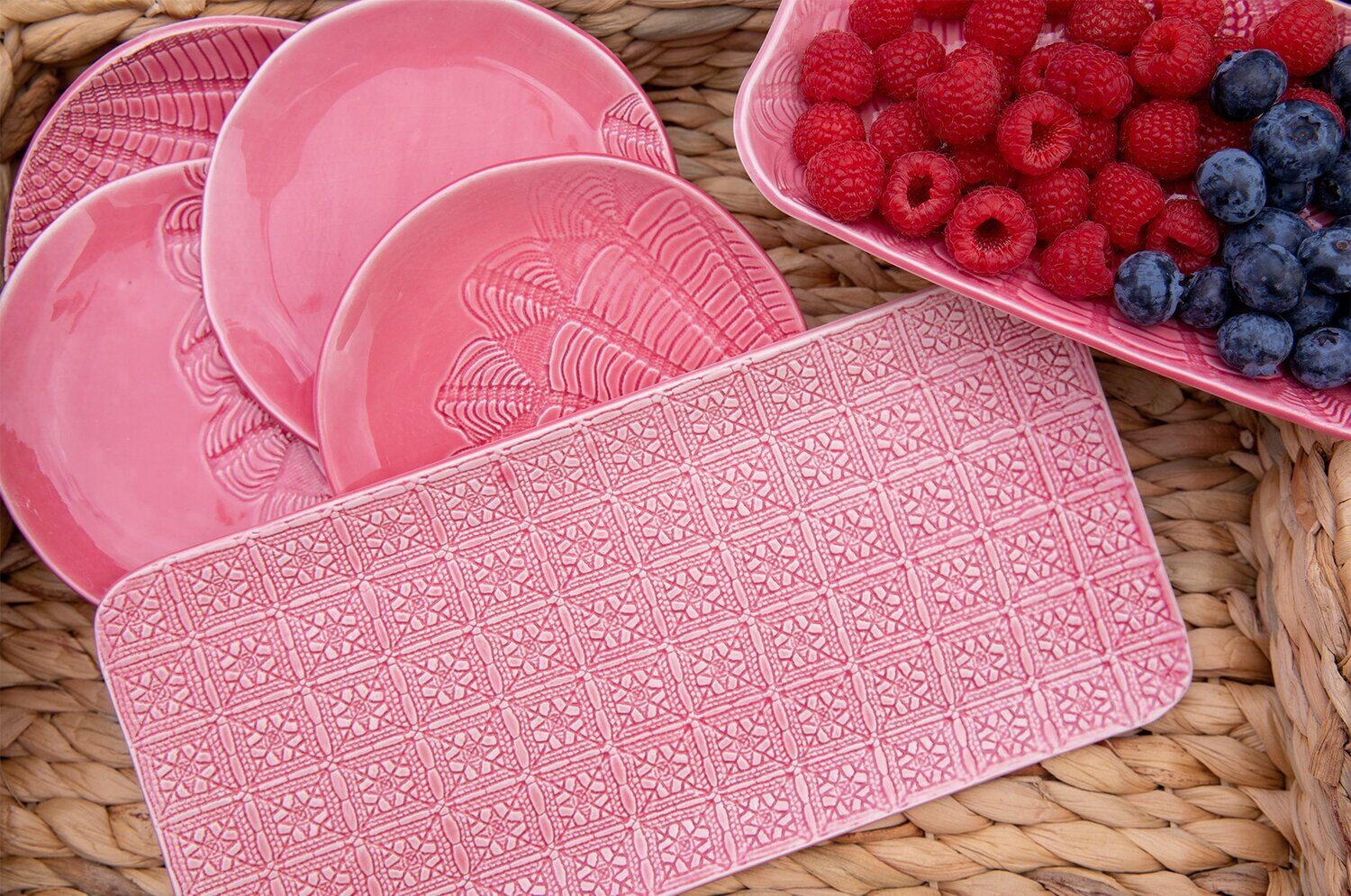 Dessert box Set of 4 plates and 1 pink dish