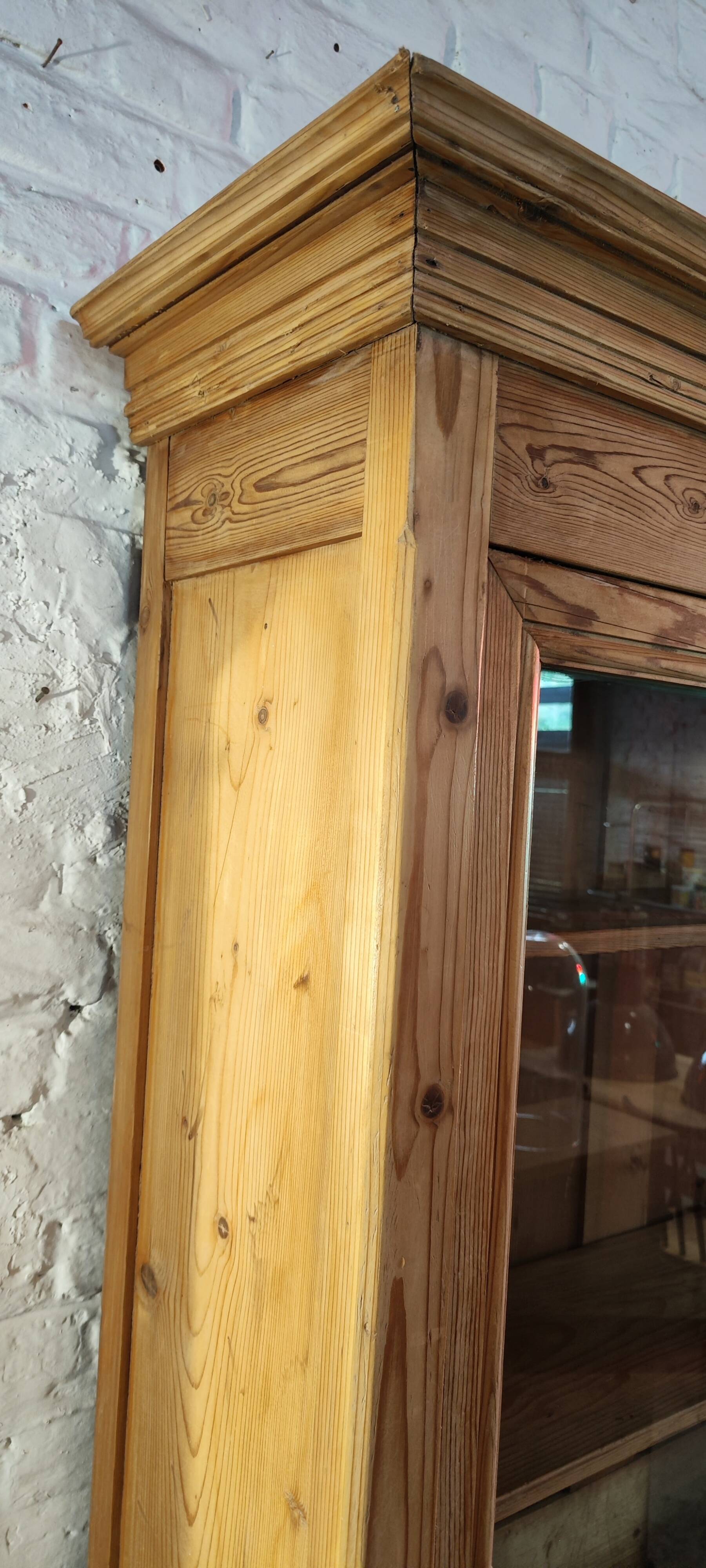 Ancien buffet deux corps vaisselier en pin