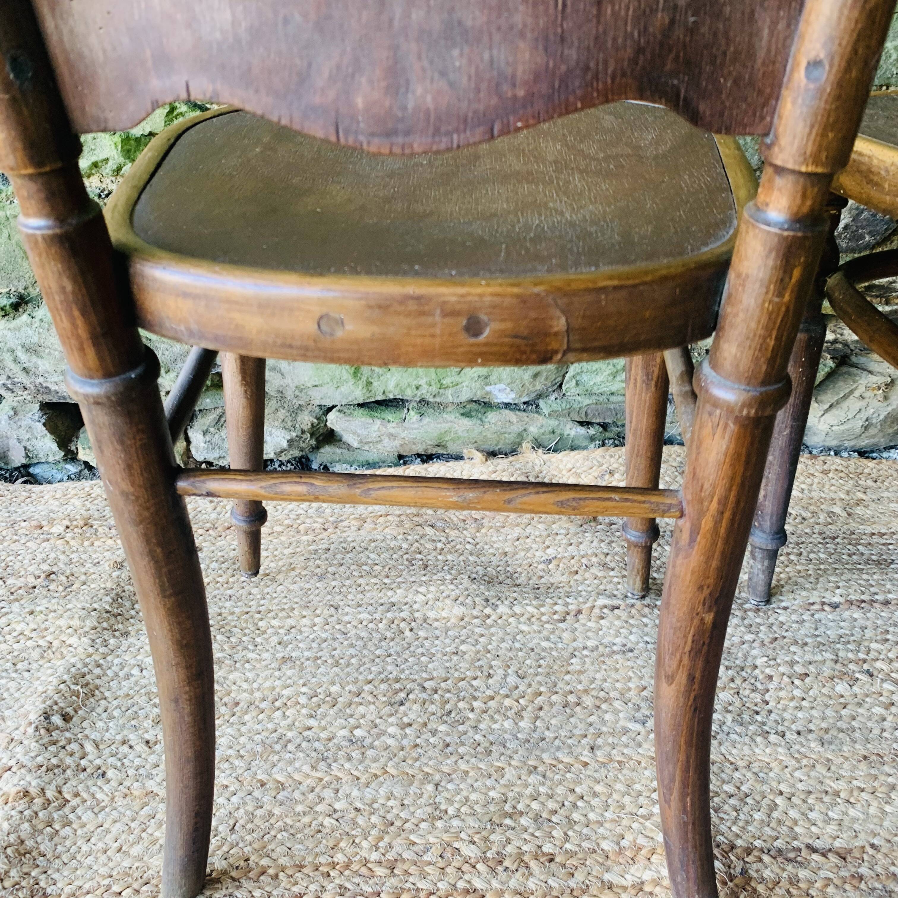 Paire de 2 chaises avec motifs en relief