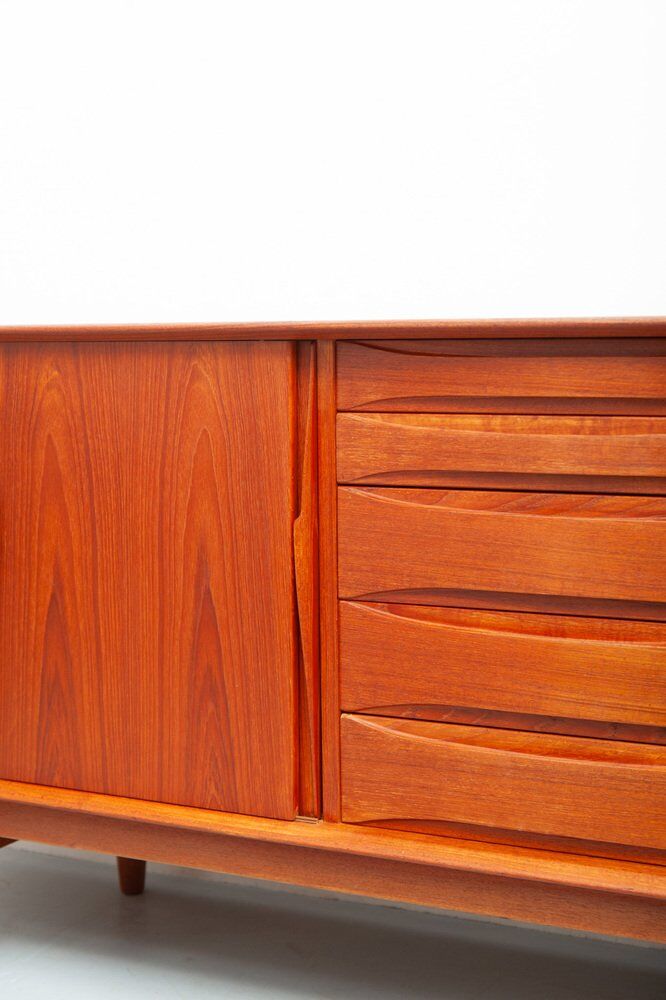 Grand buffet en teck par Dyrlund, années 1960.