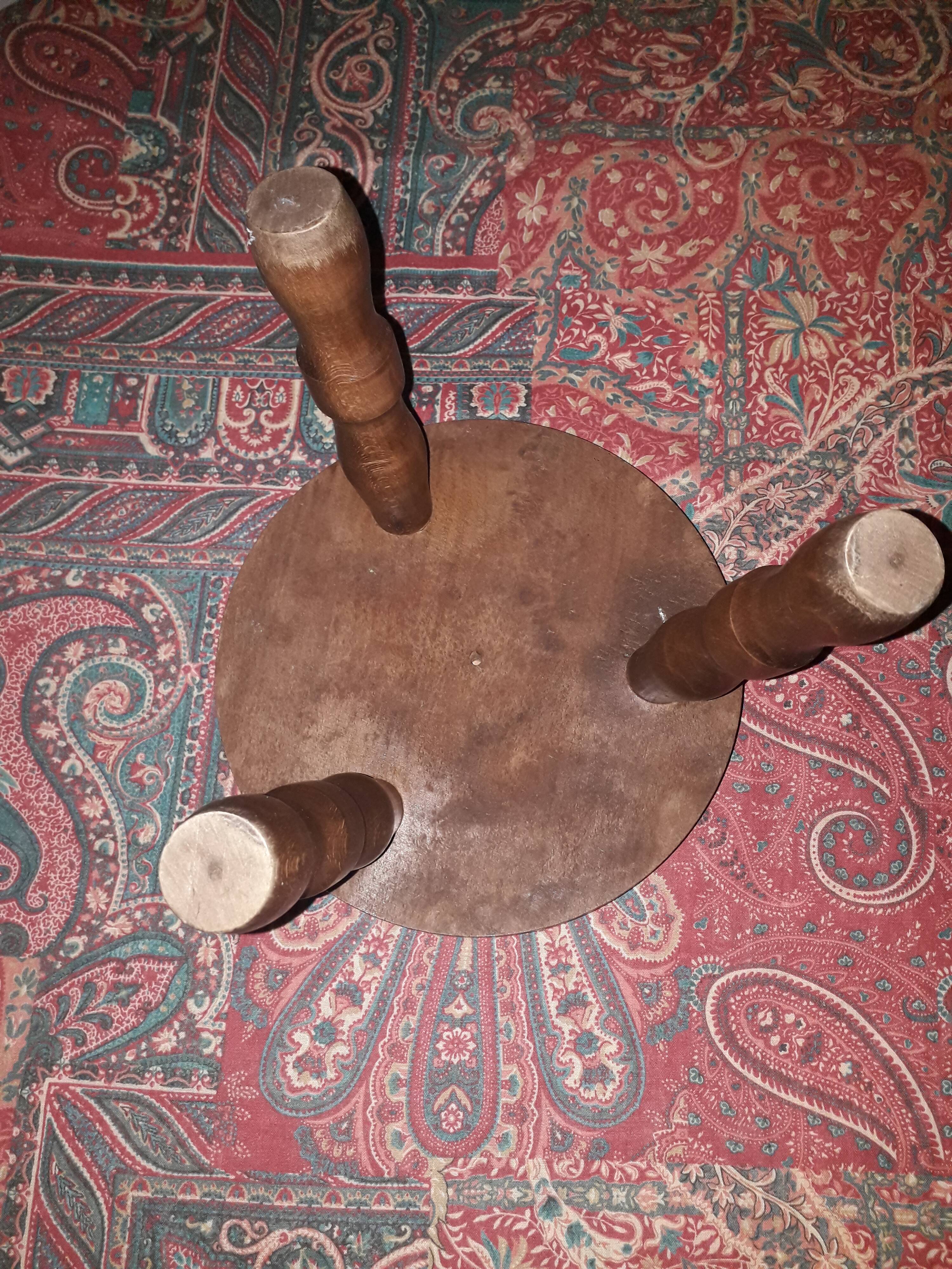 Petit tabouret à 3 pieds en chêne