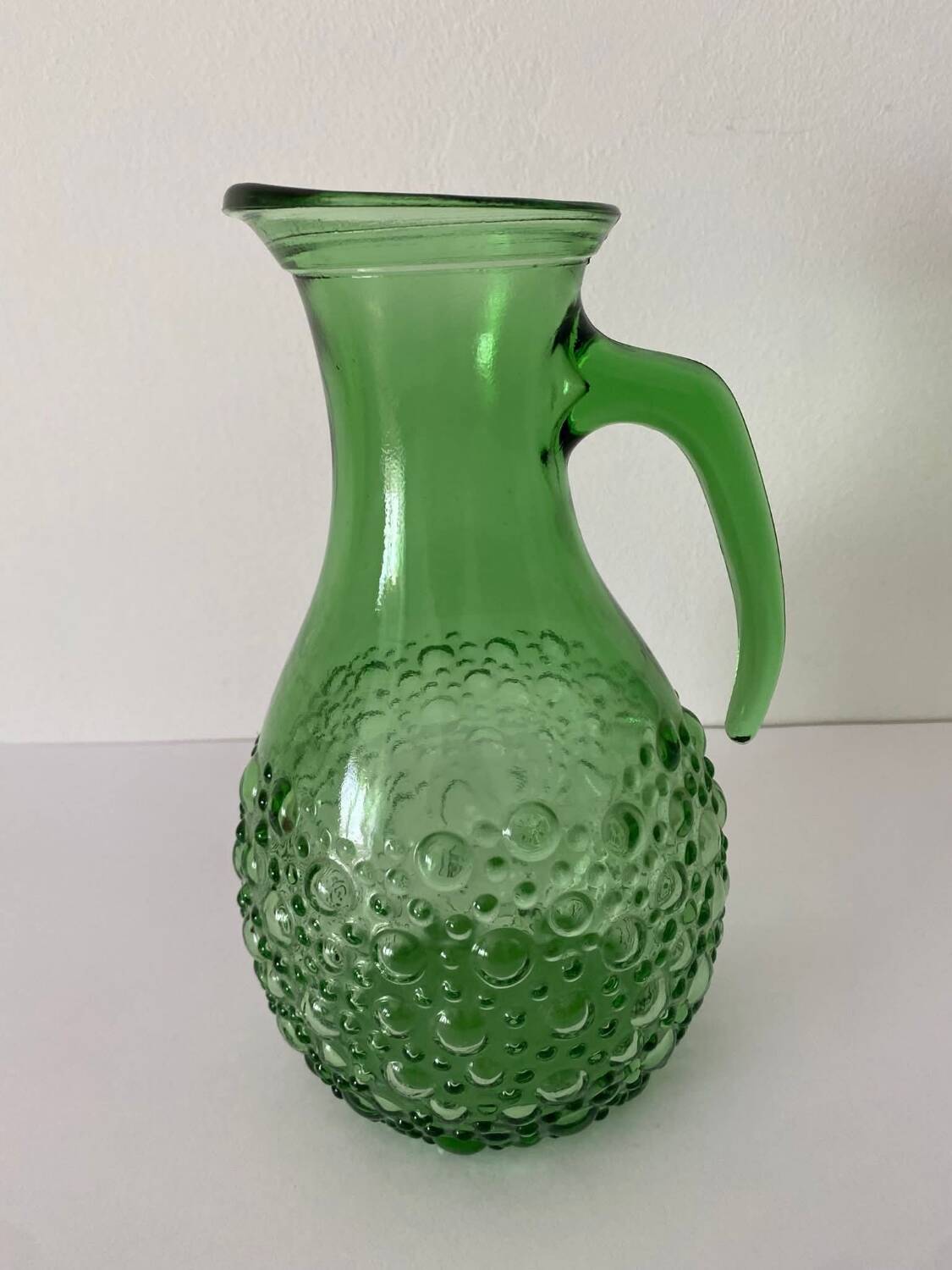 Pichet en verre vert décoré de bulles