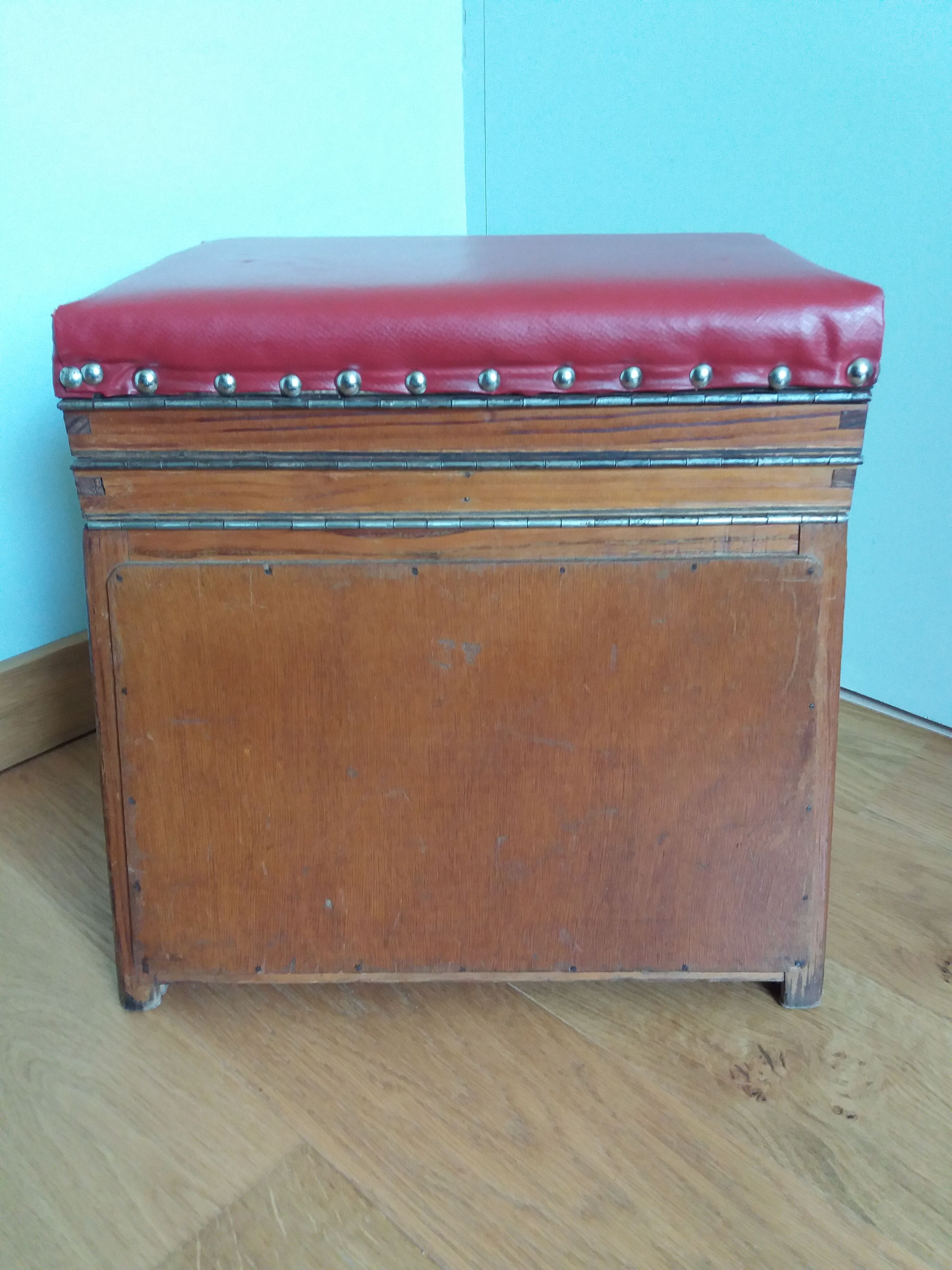 Stool chest fisherman's seat