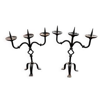 Paire d’anciens bougeoirs en fer forgé brutaliste pique cierge